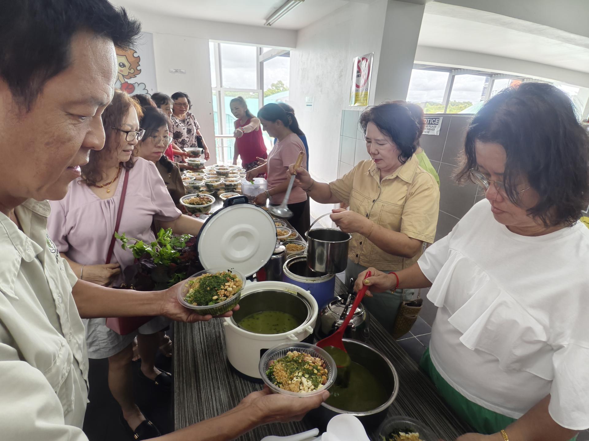 人日当天准备擂茶食材，让家人共享客家河婆传统佳肴。