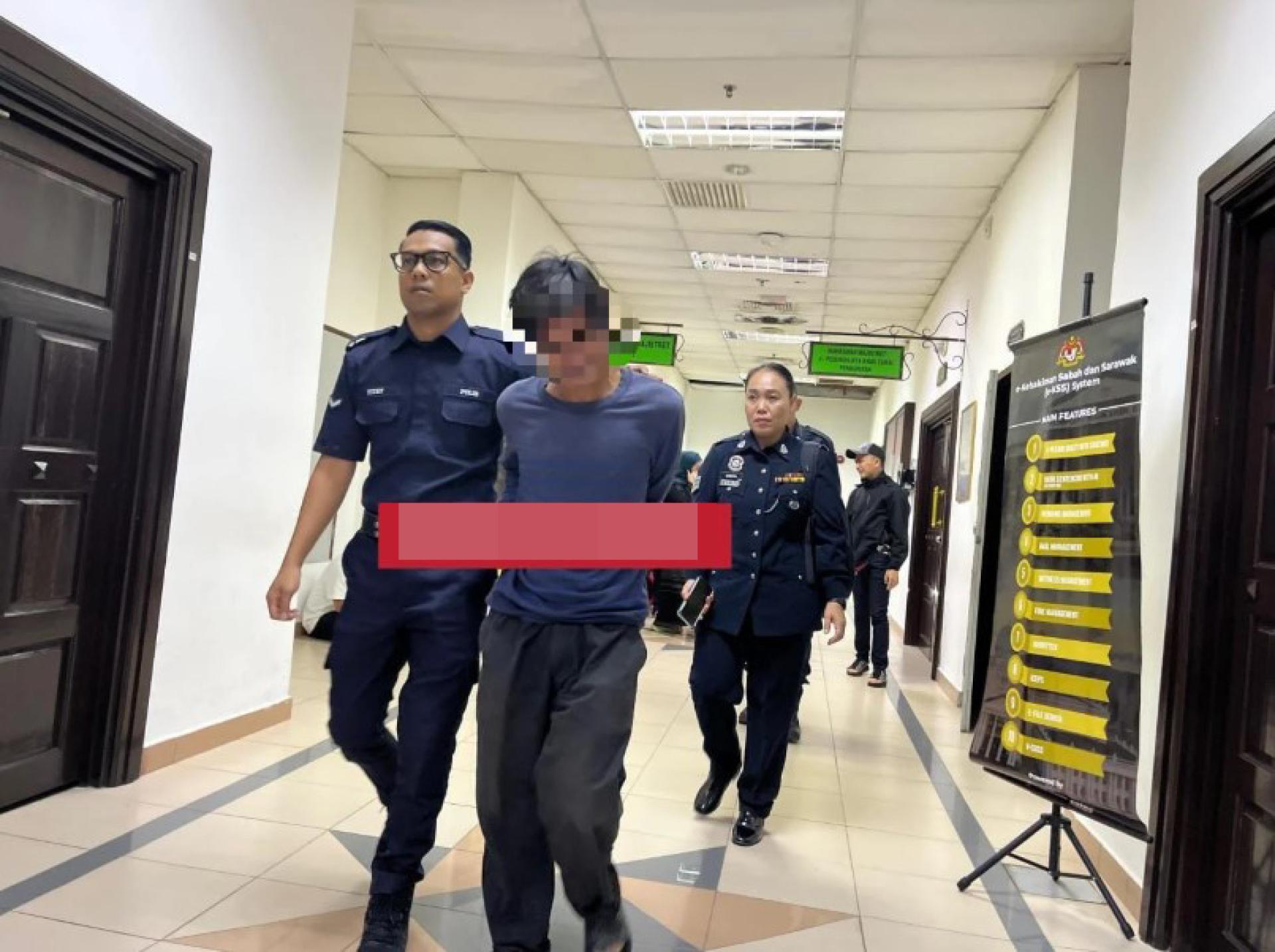 被告（中）在警员陪同下离开法庭时忍不住落泪。