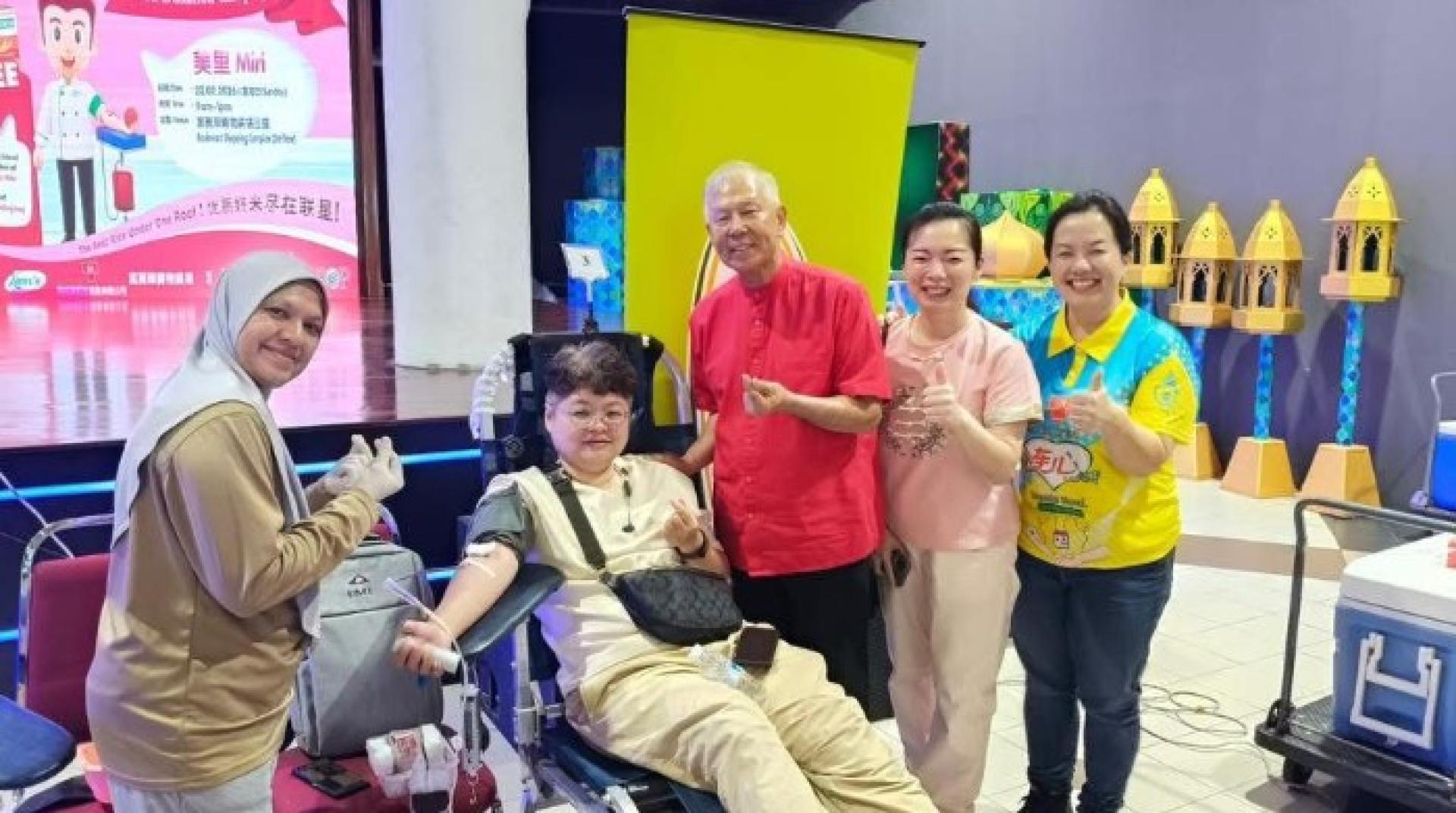 拿督陈超耀在美里富丽华购物广场举行的2026年“生命之礼”献血活动中，与其中一名捐献者亲切互动。