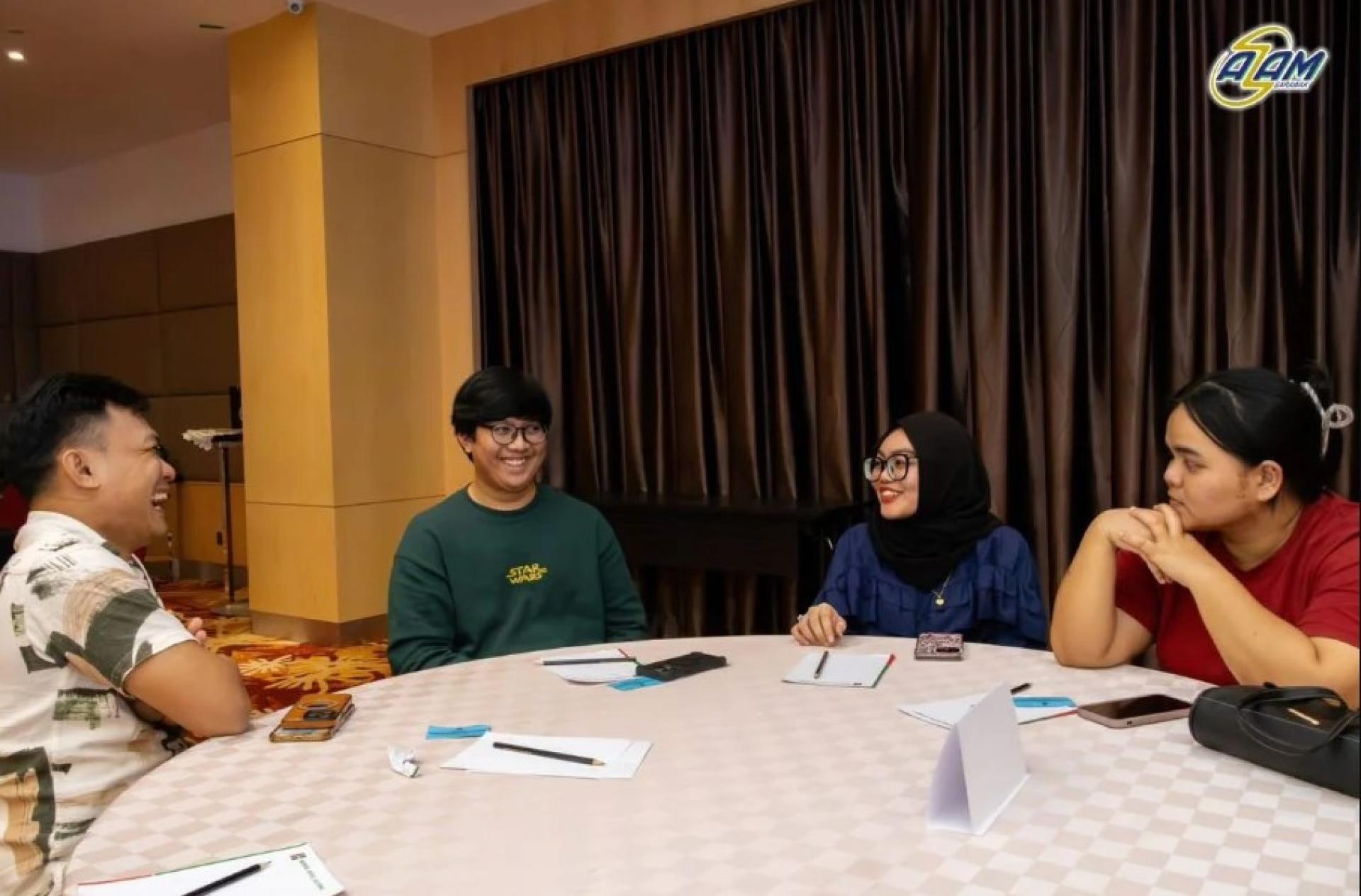 学员完成报名流程的精彩瞬间。