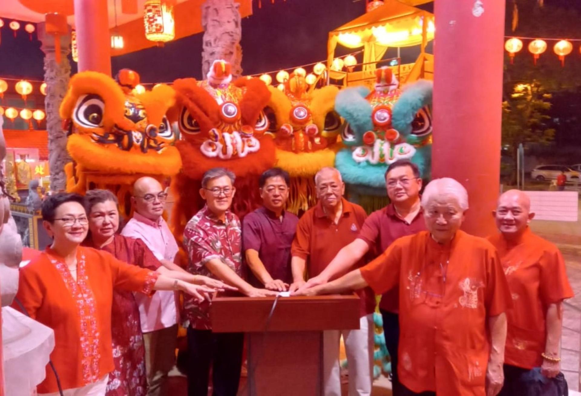 薛华东（左4）在毕打拿忠福宫主席许义华（左5）及嘉宾陪同共同点亮天公灯笼。左起为甲必丹蔡枂蓉、甲必丹何月明、黄昭信市议员；右起是田招炎、房其廷、王运才、永久名誉顾问陈顺忠。