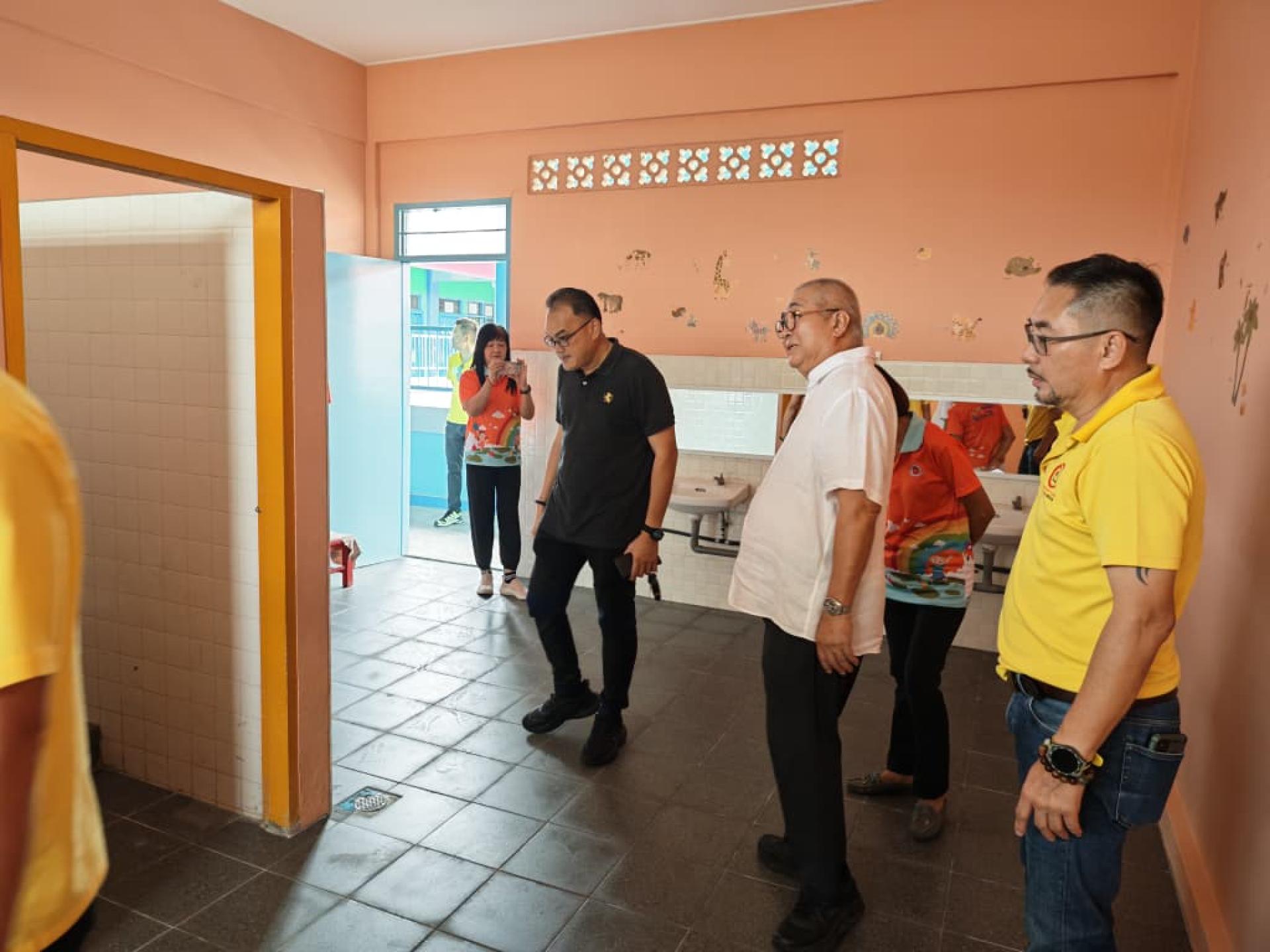 埔奕区州议员俞小珊（中）巡视珠巴幼稚园二楼厕所翻新工程。