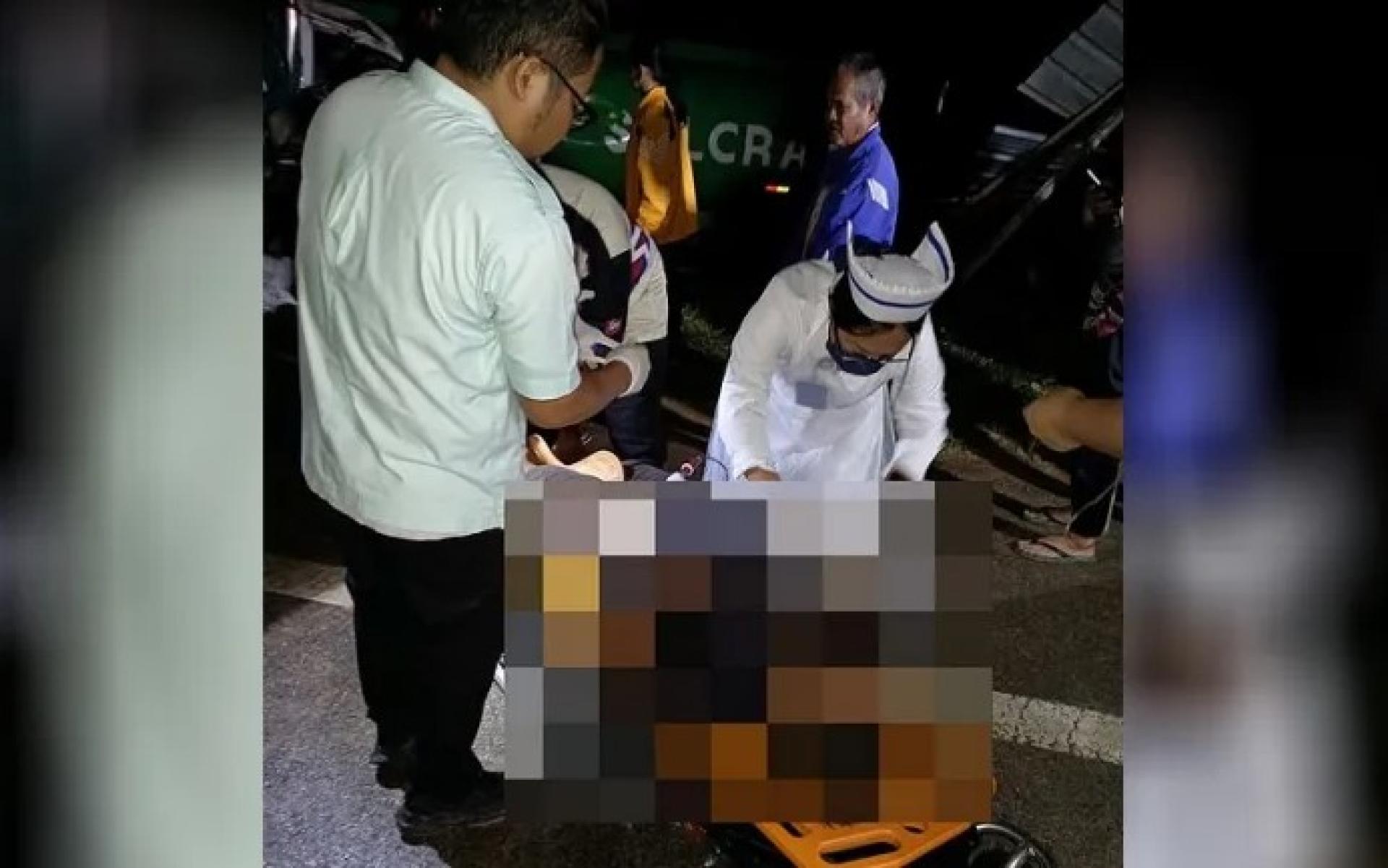 2026年2月24日，诗巫12哩路发生车祸后，卫生部医护人员在现场协助其中一名伤者。