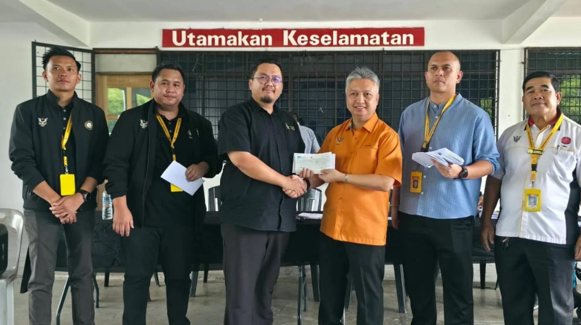 史诺登（右3）移交MRP拨款支票予受惠者后合影。