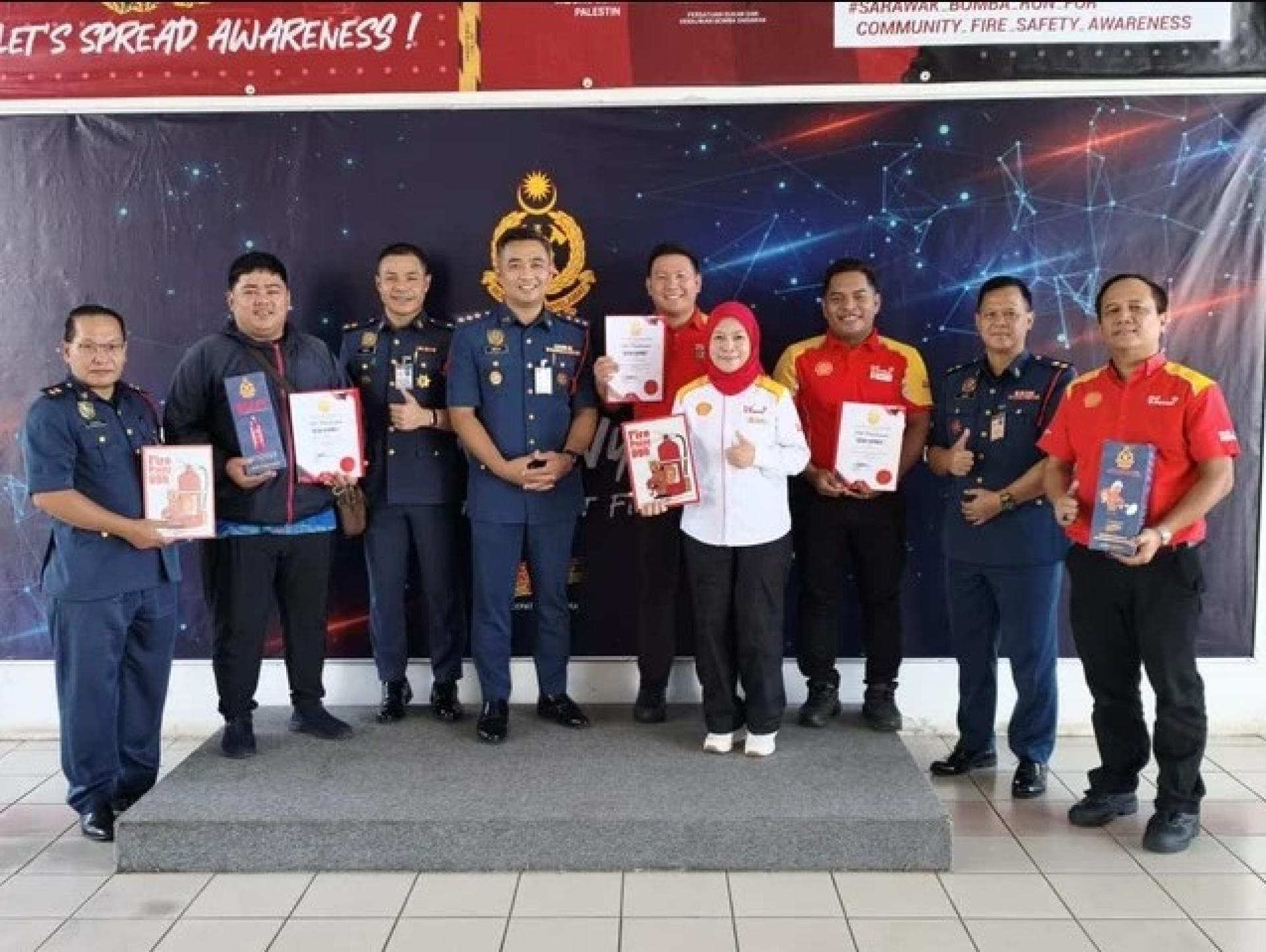 “英勇Bomba”获奖者与Bomba官员在新生村月会合影。