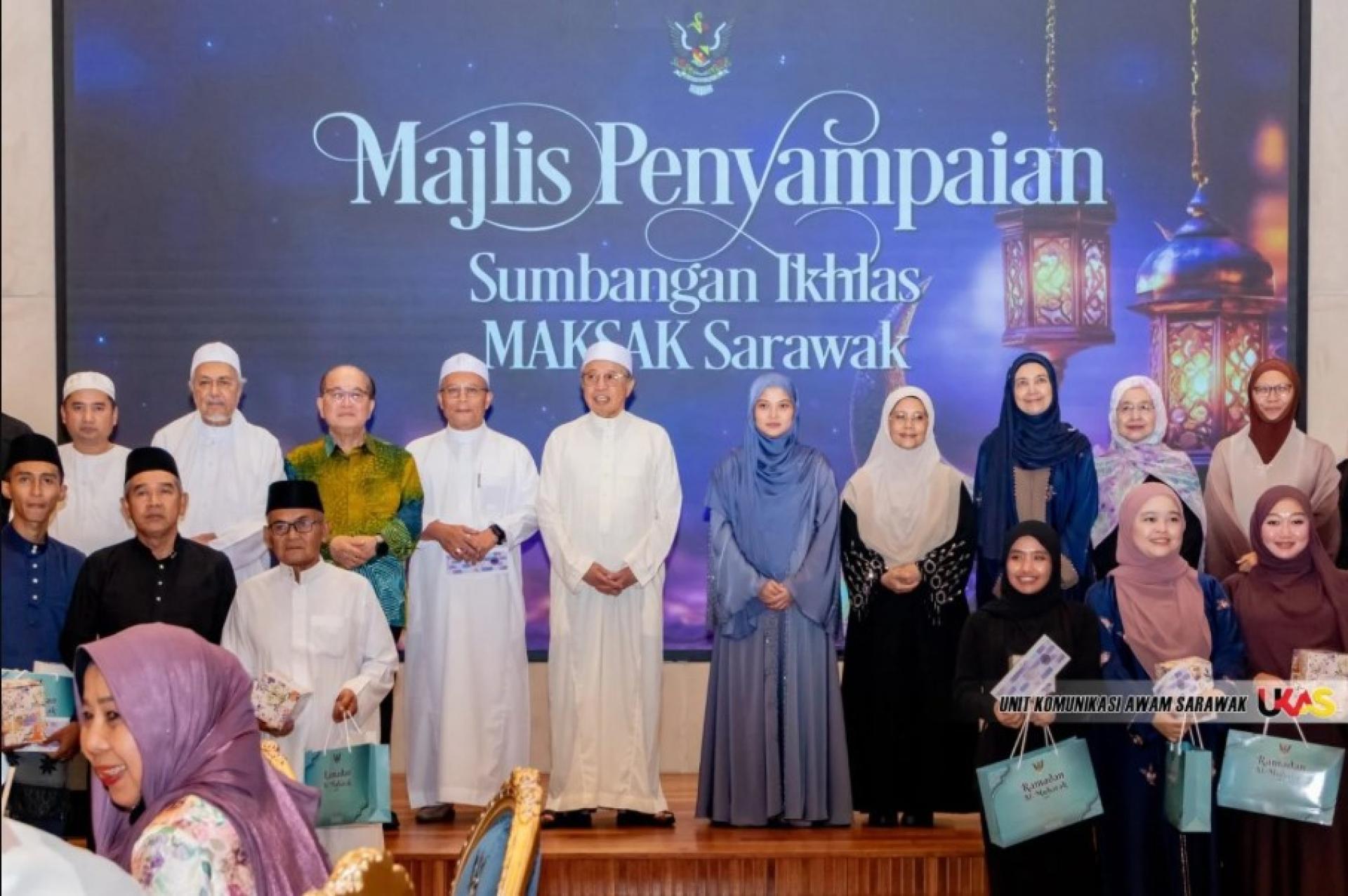 阿邦佐哈里（第二排左5）与嘉宾及受助者合影。