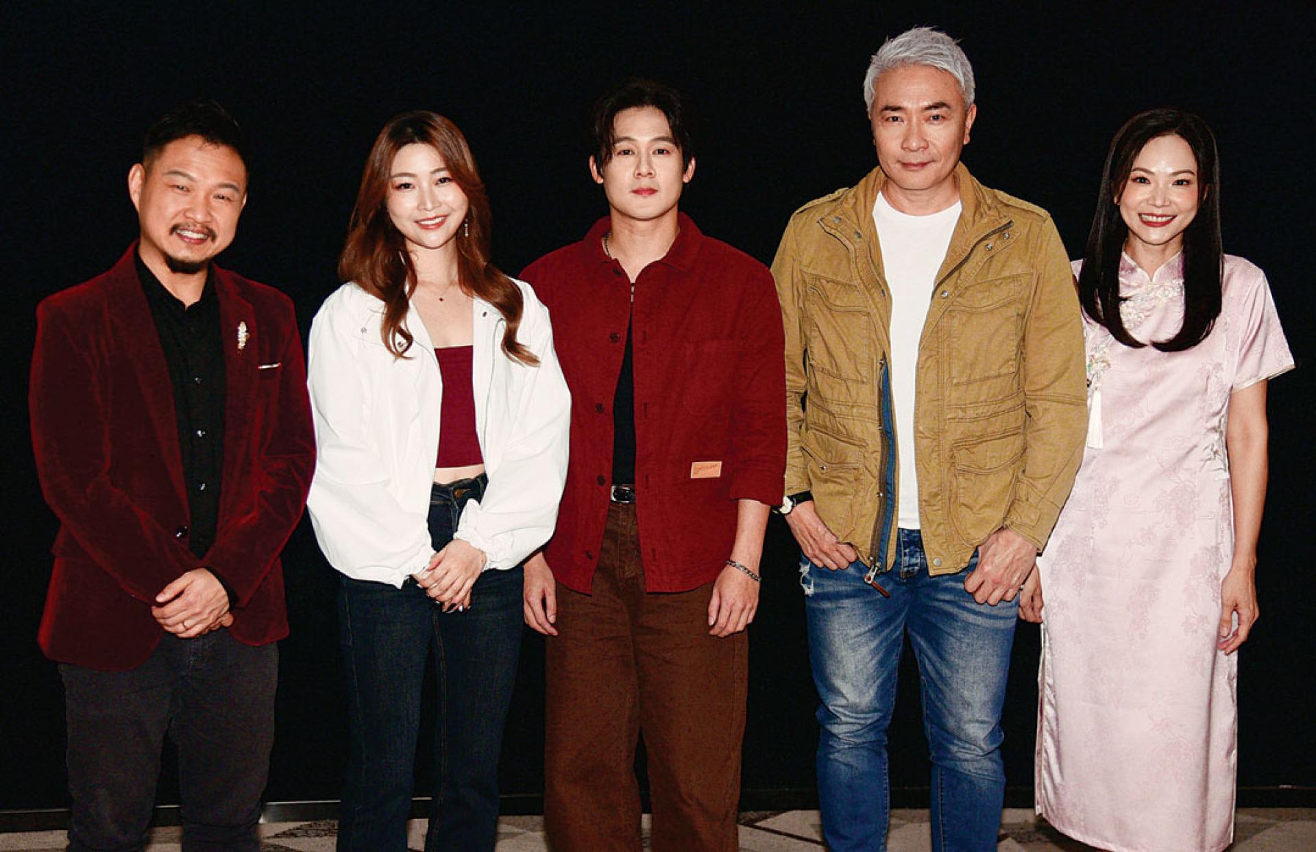 导演王福霖（左一）率领一众《我的人生我自摸》演员李静彦（左二起）、许瑞奇、郑斌辉和徐琦来马为电影造势。