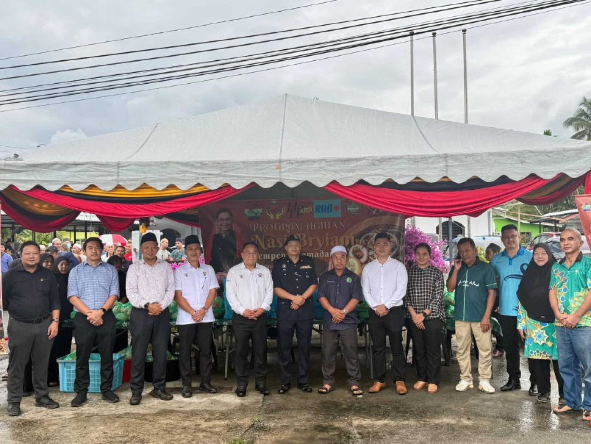 主办方与其他人员在开始向民众发放印度香饭前合影留念。