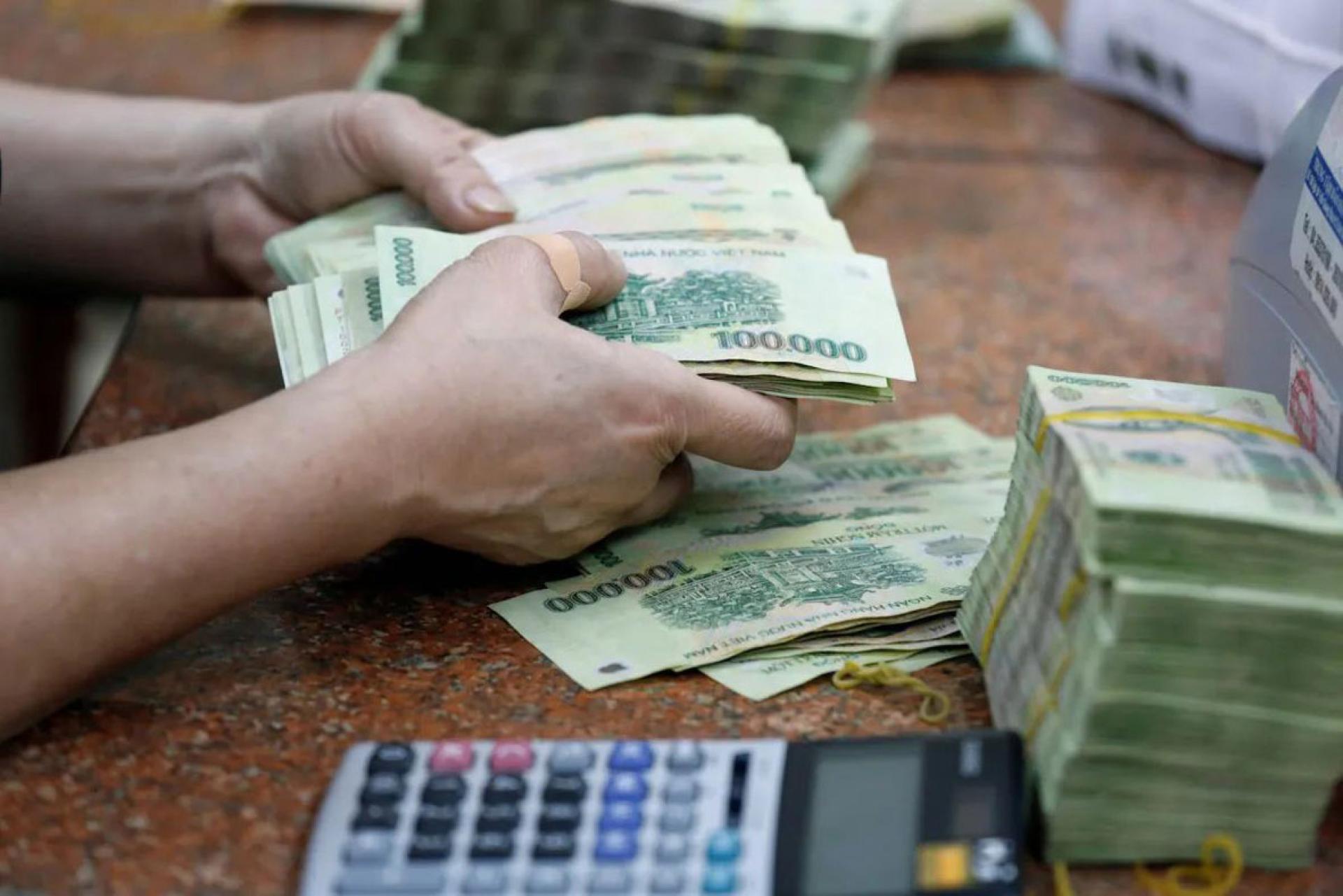 越南一家商业银行职员正在点算钞票。