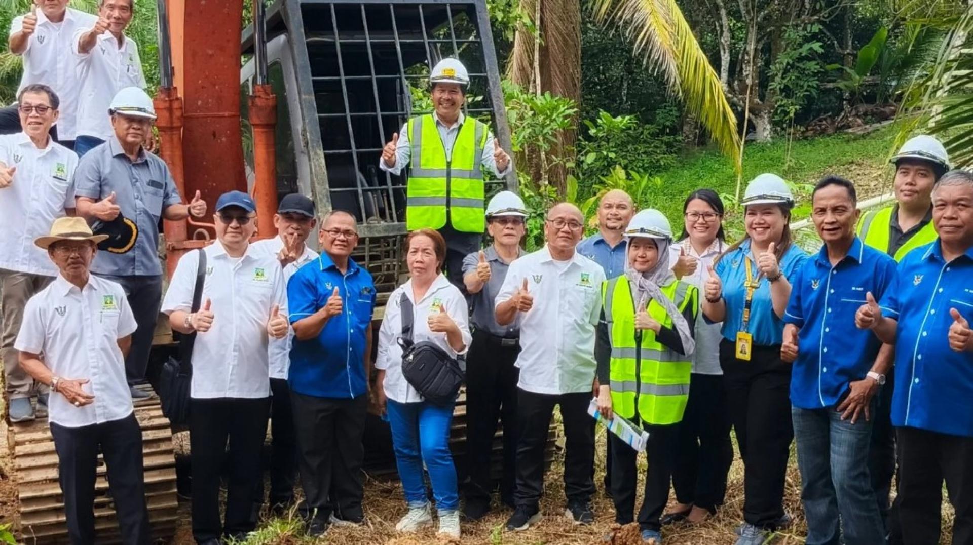 西蒙希南（第二排中）在动工仪式上。