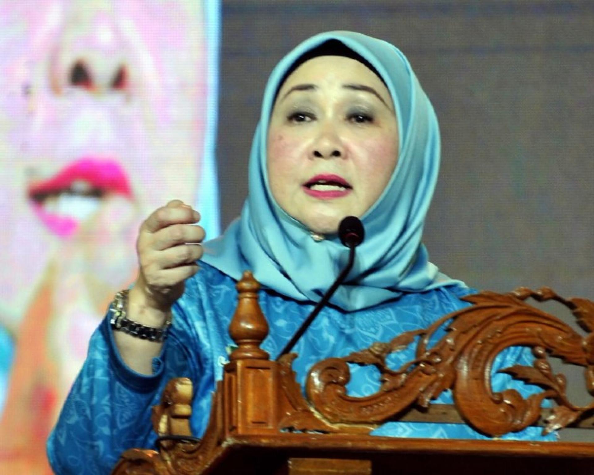 拿督莎丽花哈茜达在发表演讲。