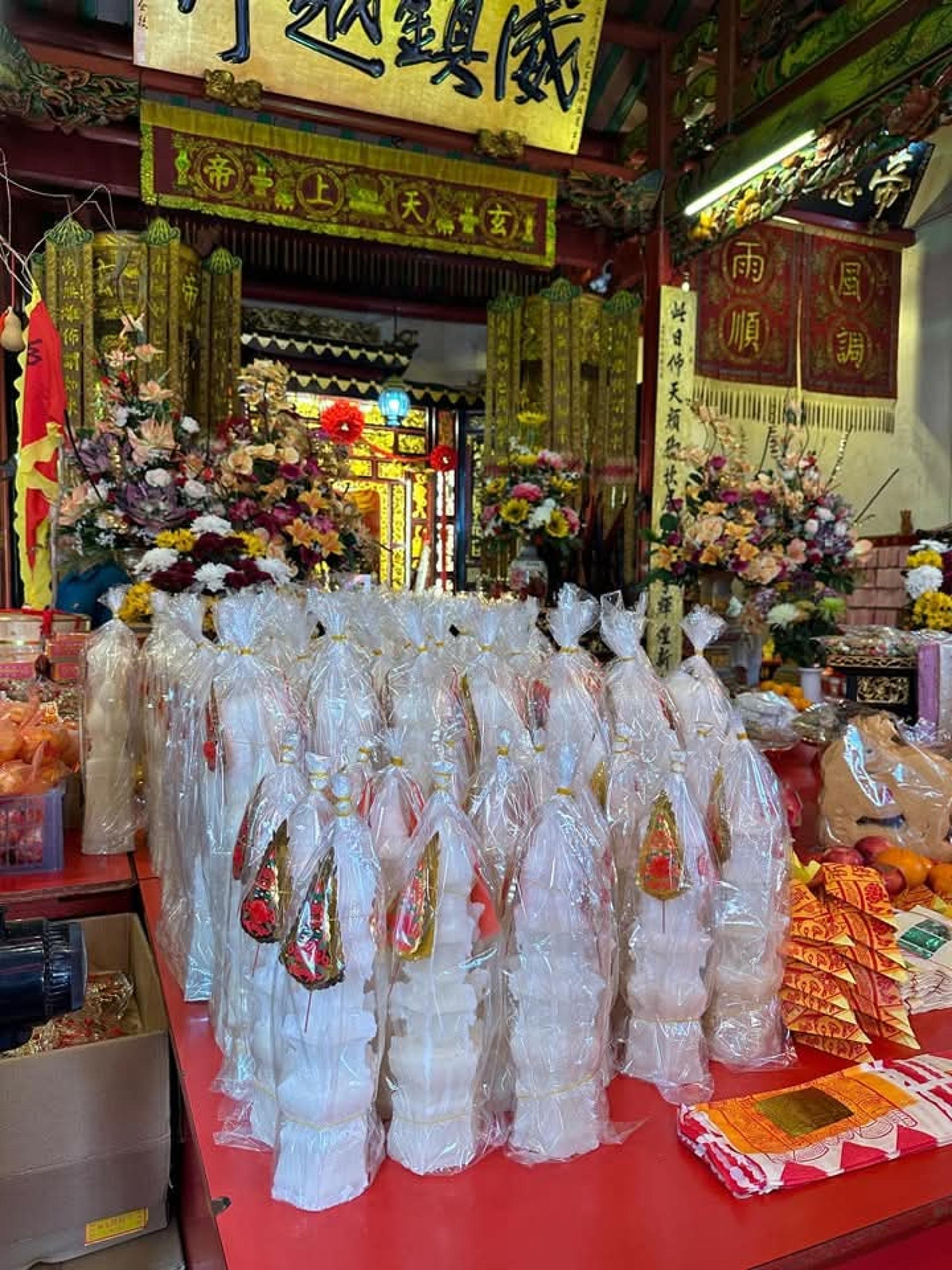 古晋上帝庙将遵循逾百年的祭祀传统习俗，订于3月3日及4日举办元宵节赐借糖狮糖塔、金花、大桔等福的传统活动，欢迎各界善信参与。