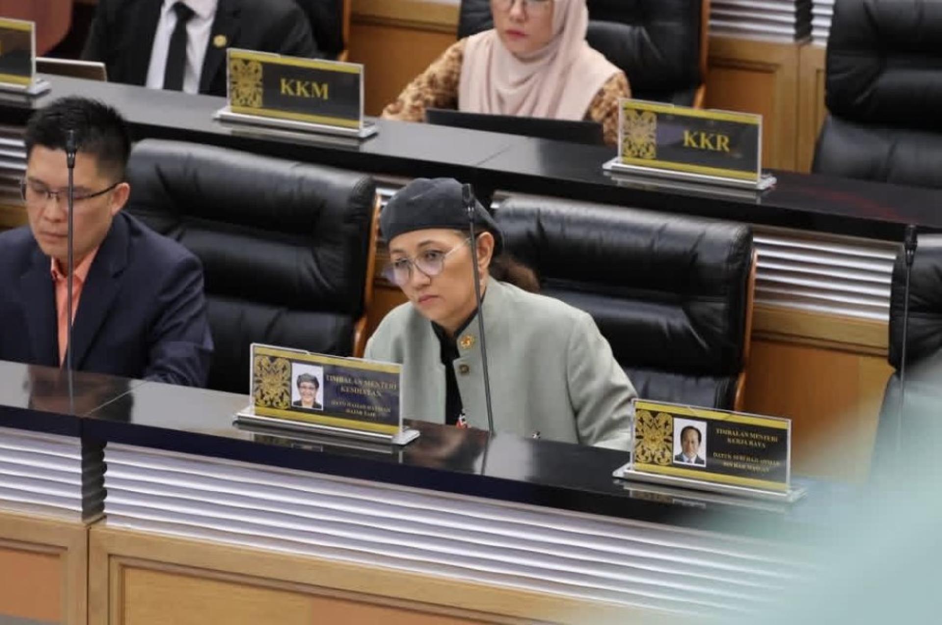 哈尼法昨日在下议院回答木中国会议员拿督理查德拉普提问时的情景。