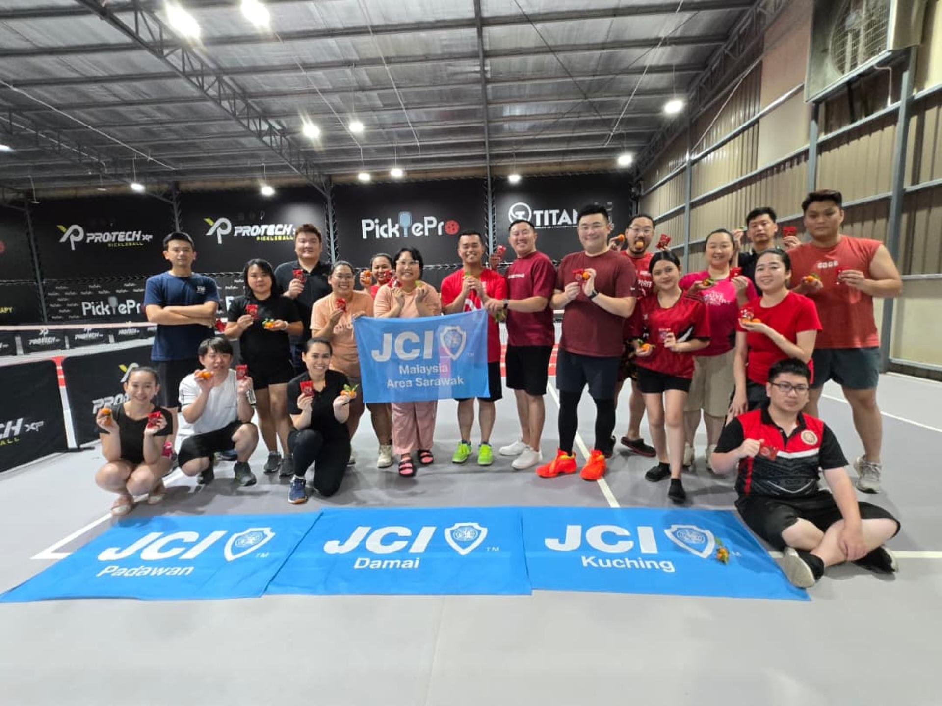 JCI Kuching于过去的周日参与了由 JCIM Area Sarawak 主办的匹克球活动后合影。