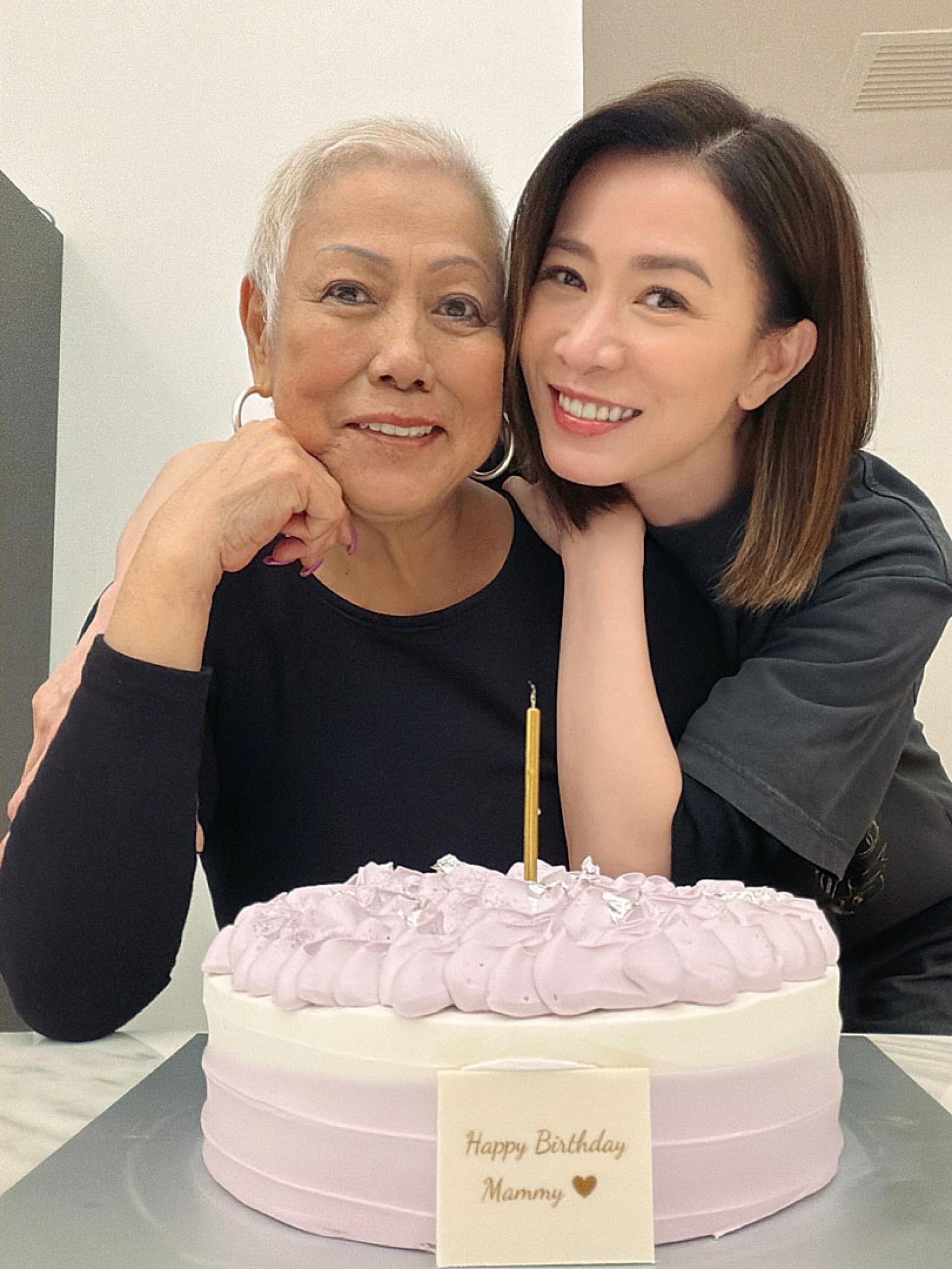 佘诗曼（右）侍母至孝。