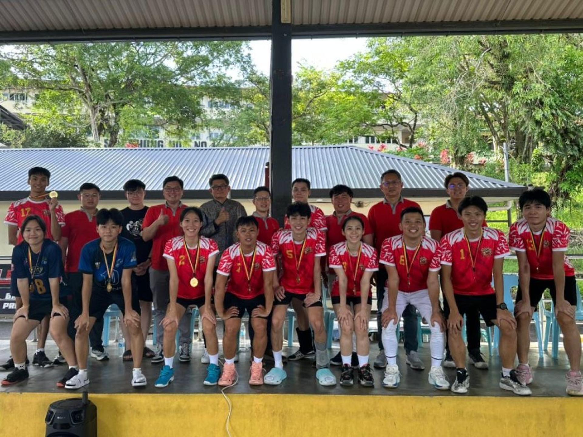 图为冠军队伍Little pony 小马队阵容。后排左4起为古晋一中校友会第二副会长黄笃荣，古晋省排球总会会长赖新强，古晋一中校友会会长李嘉浩。右2起为一中校友会第一副会长杨国宗及青年团团长官利权。