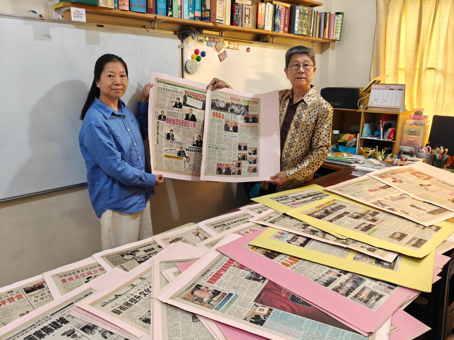 广西民大潘艳勤教授与该所顾问沈仁祥展示【华和文化基金】创立的第一手资料