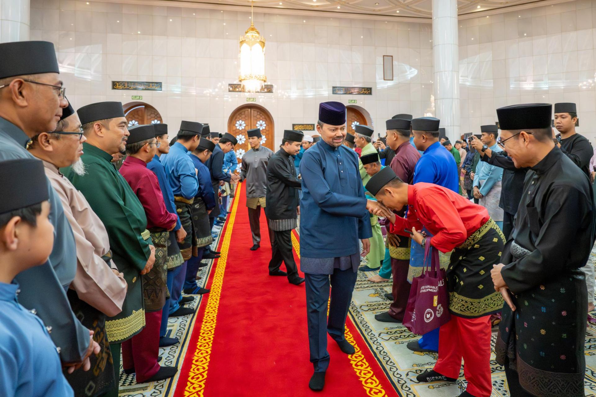 皇太子抵步时受到穆斯林的欢迎