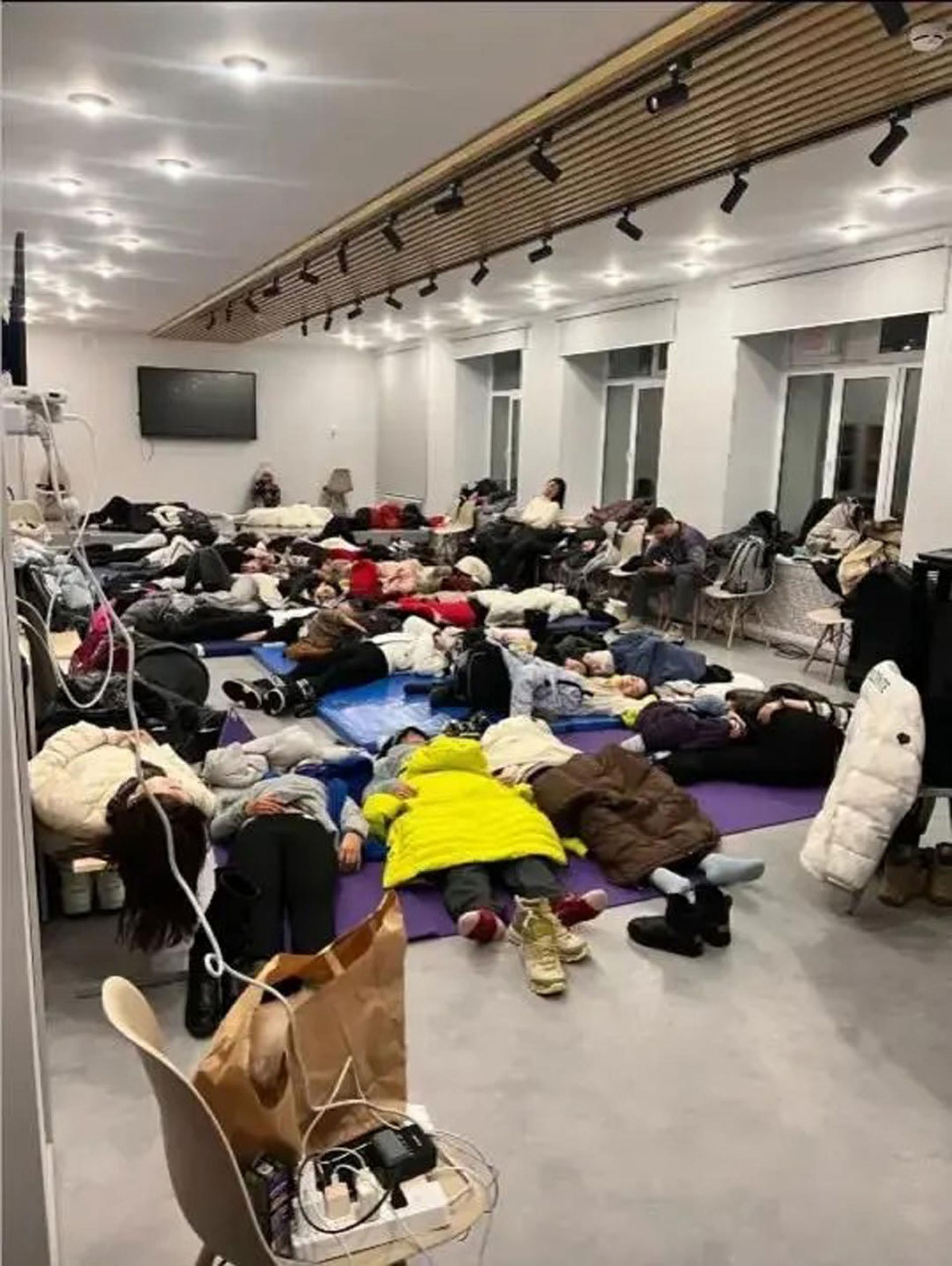 由于受到大雪影响，中国游客被安排暂住在一所学校内。