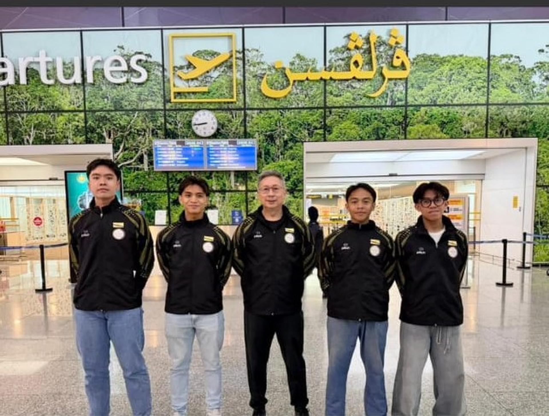 击剑运动员与教练在机场合影