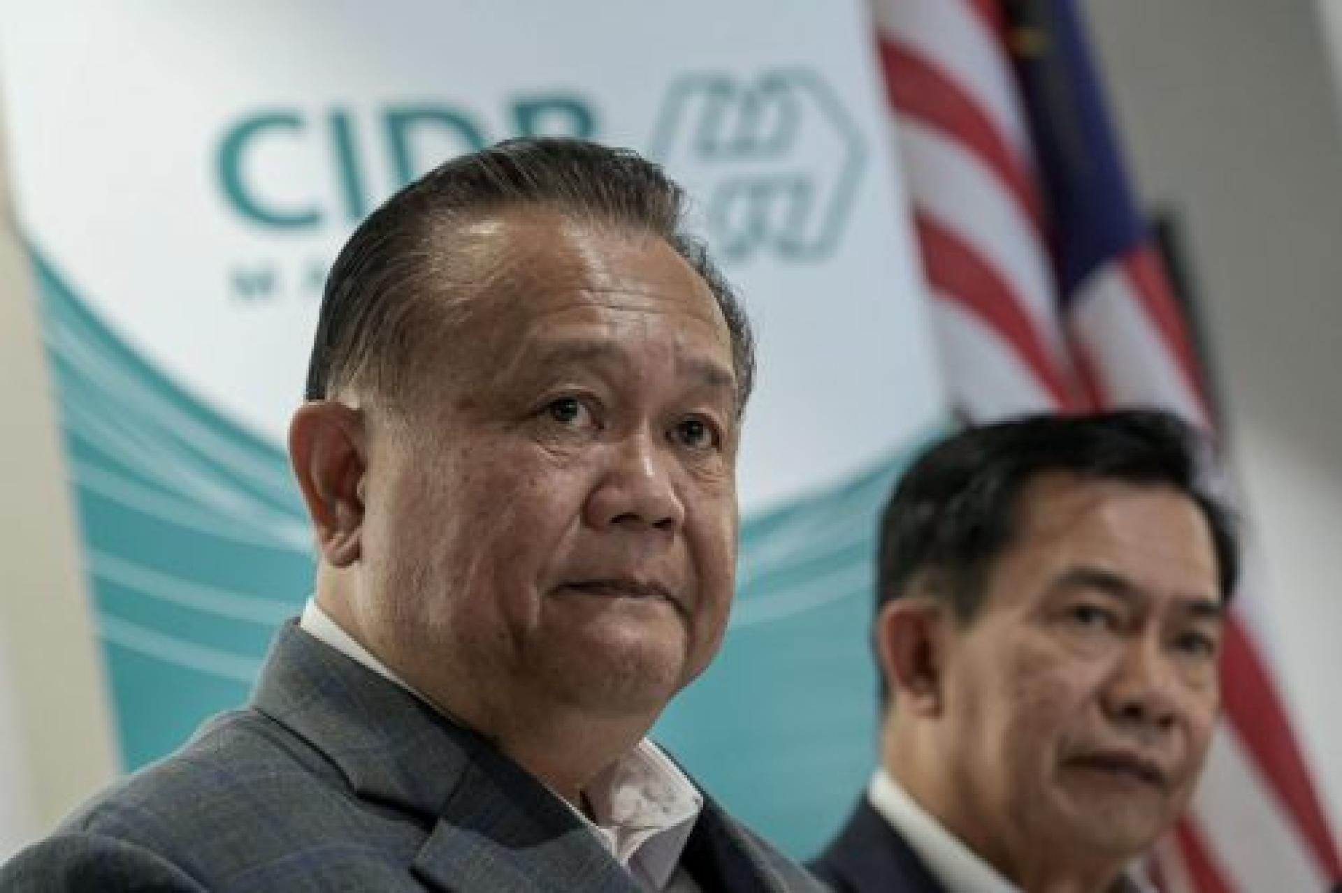 阿历山大（左）：周一凌晨沙巴亚庇海域发生6.8级地震，目前尚未收到任何有关财物或联邦道路受损的报告。