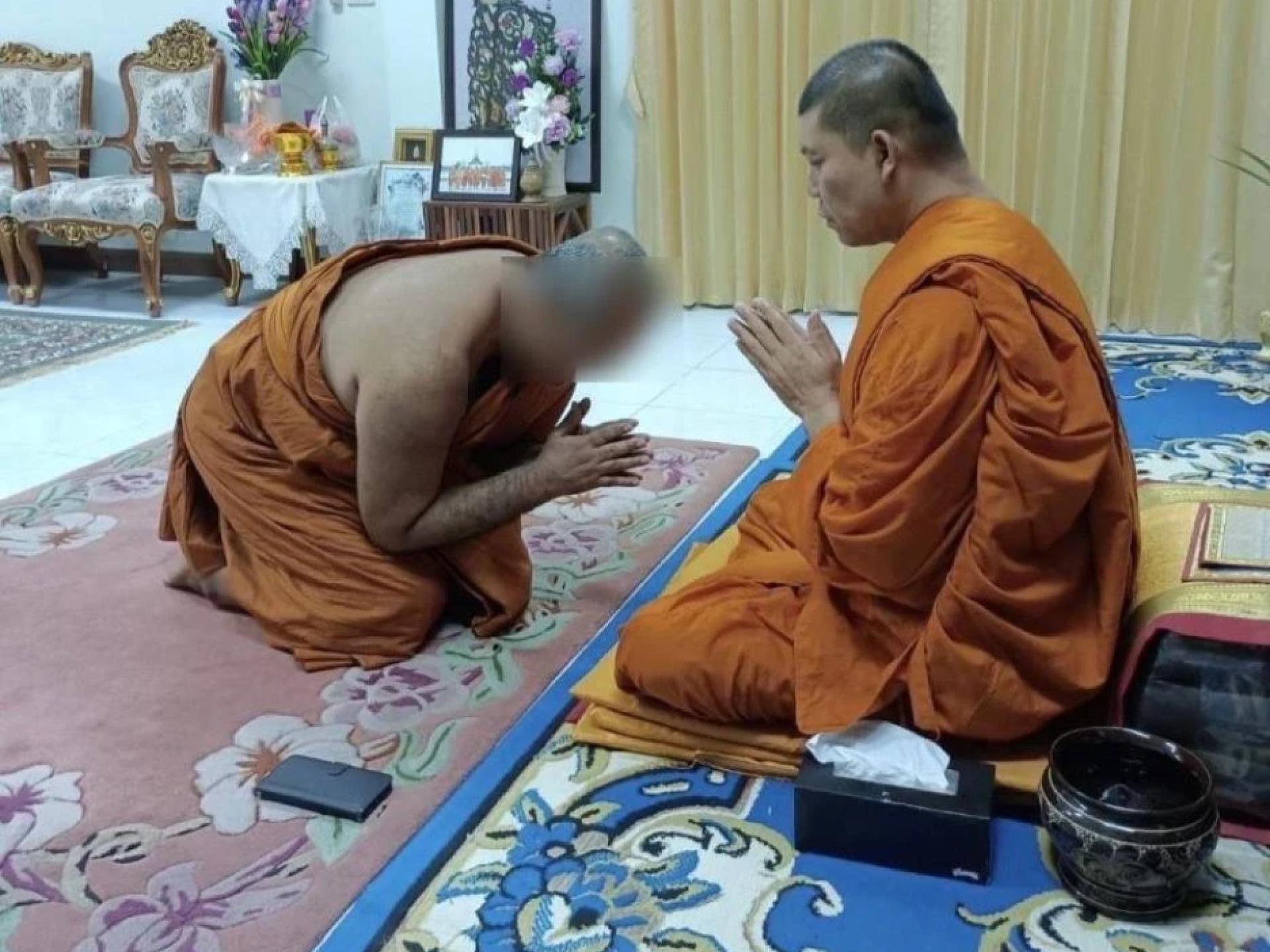 丑闻被曝光后。涉事住持（左）主动还俗。