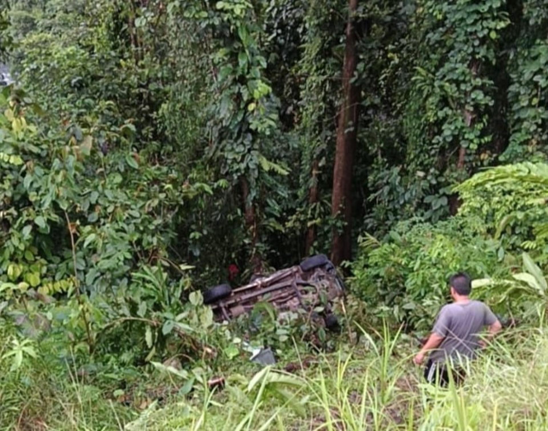 丰田四驱车单排卡车从路肩坠落约15米深的沟谷。