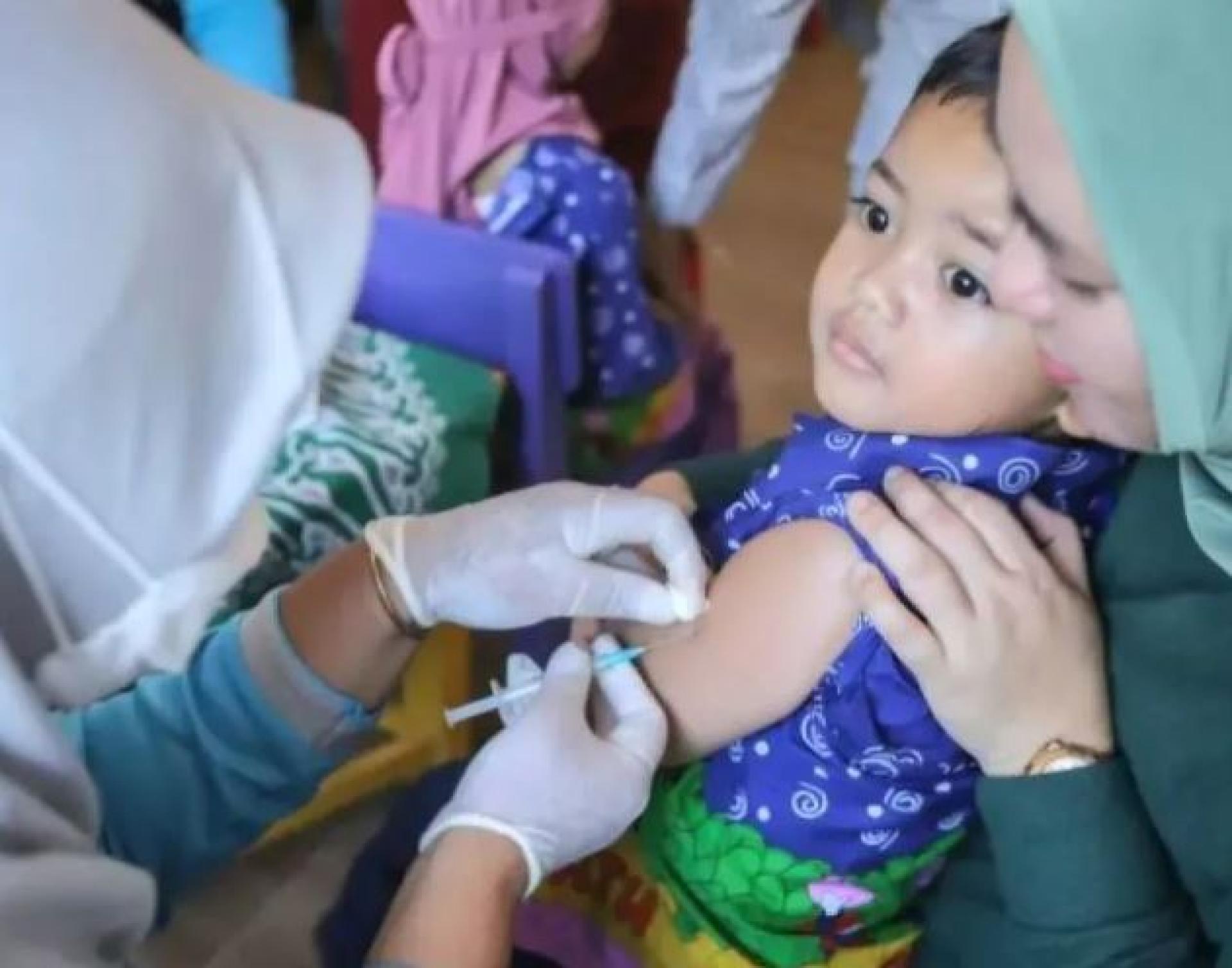 东爪哇省苏梅内普县展开麻疹疫苗接种工作，医护人员为孩童进行免疫注射，以提升社区接种覆盖率，防范疫情扩散。