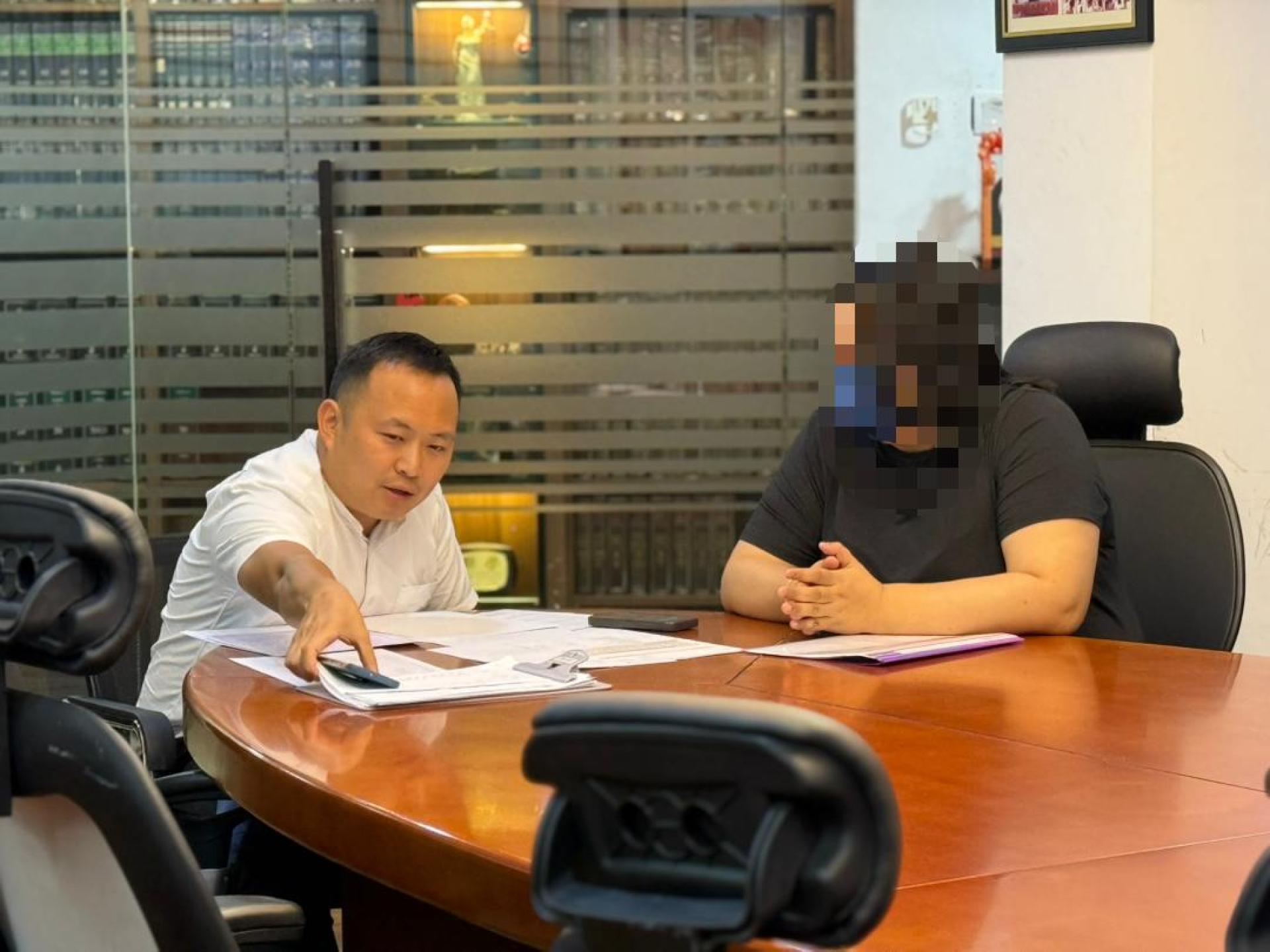 江峰年（左）聆听林女士的心声。