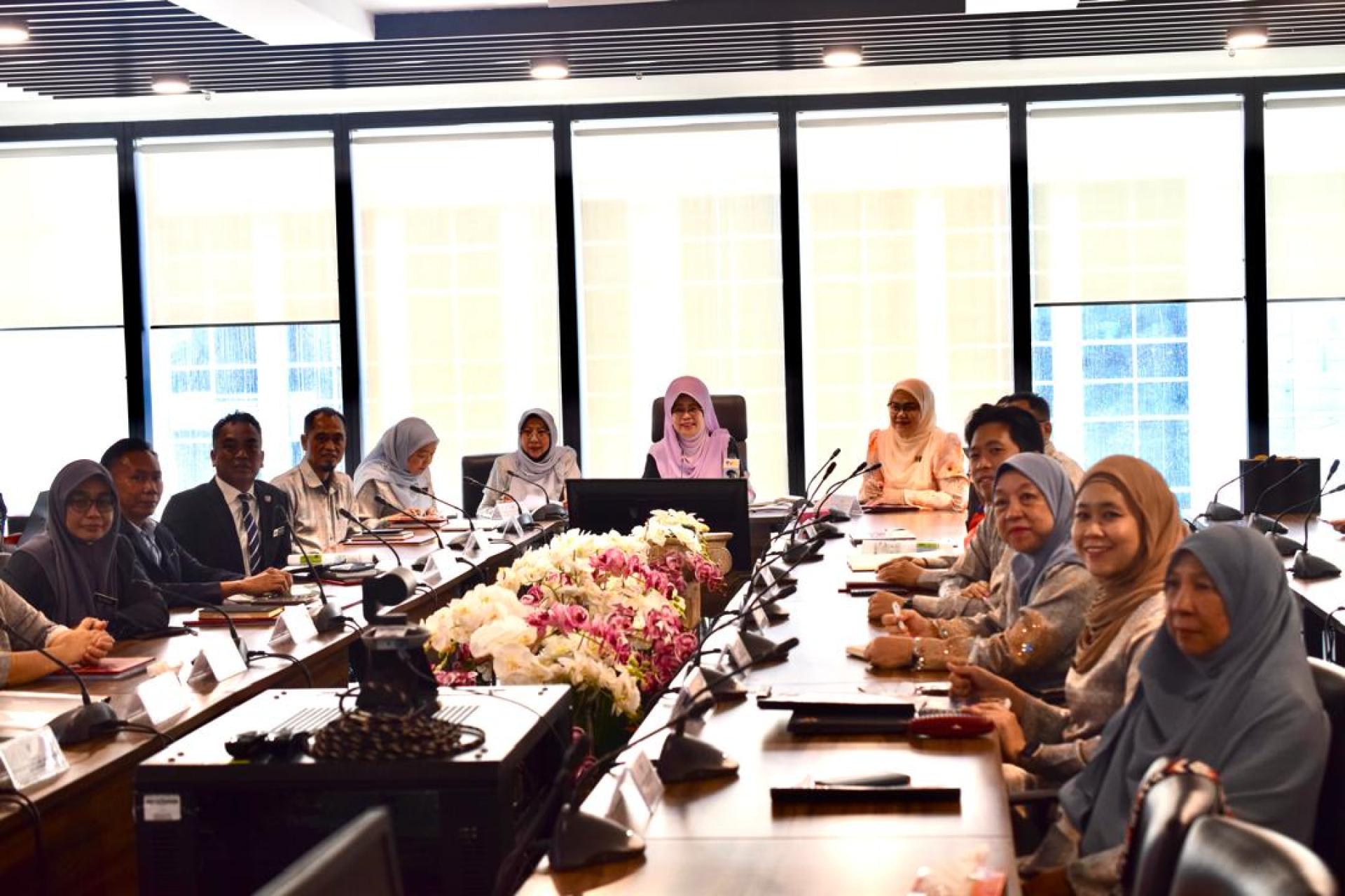 拿督斯里陈赛明（中）主持会议后在新闻发布会上发言。