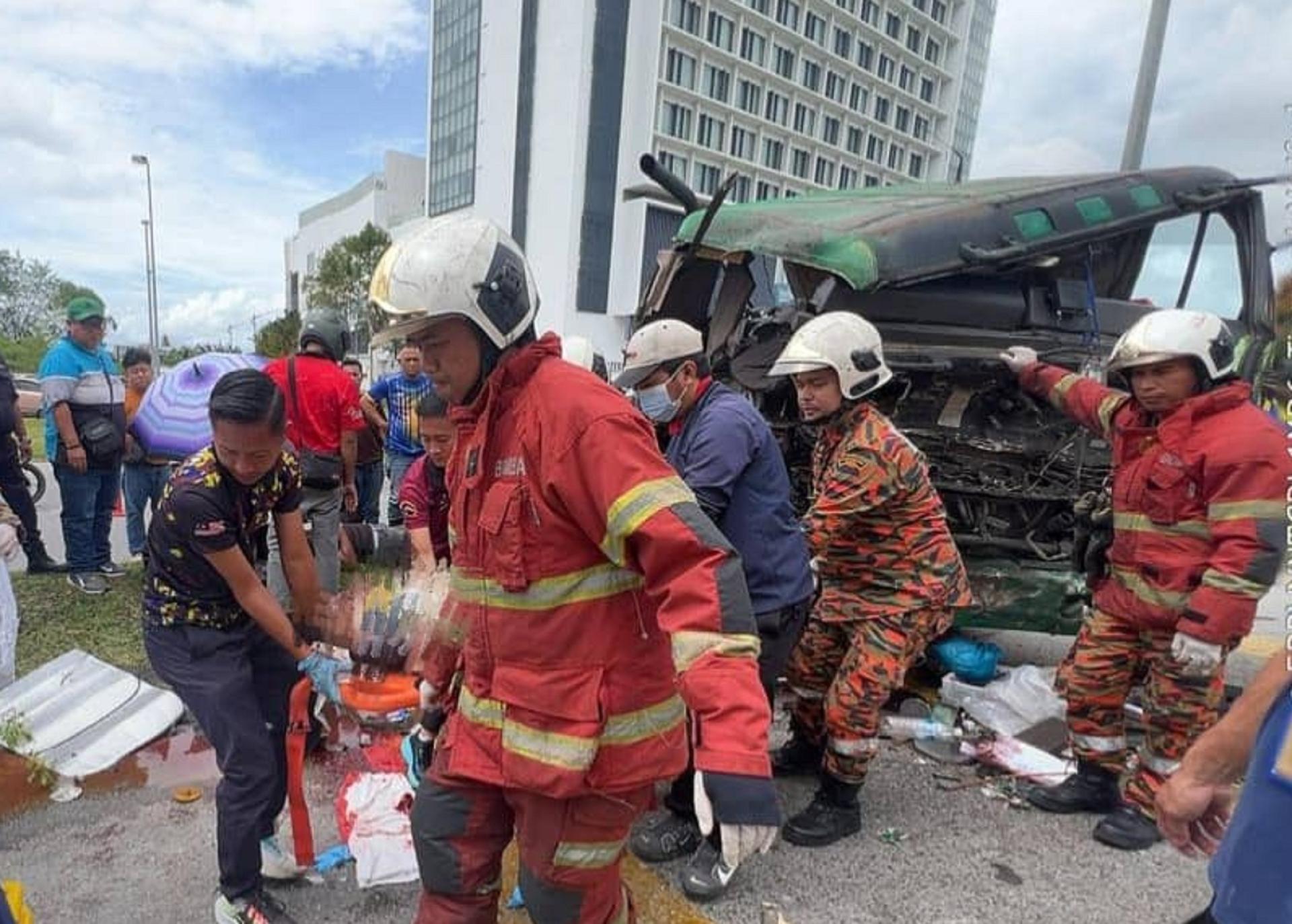 拯救单位协助将伤者抬上救护车。