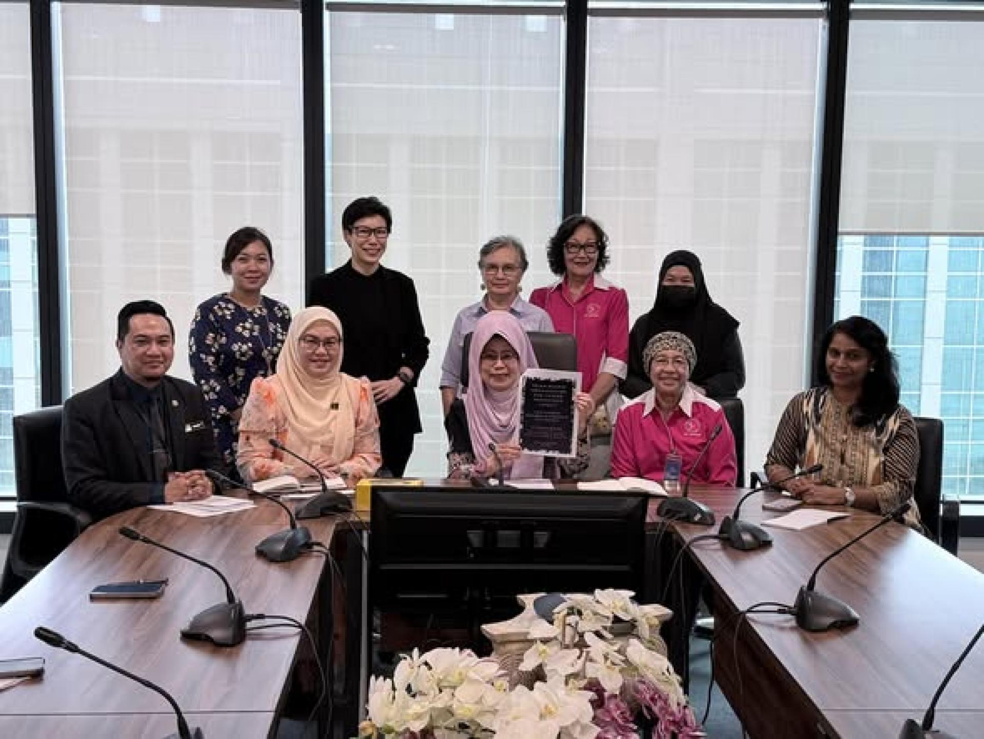 一个由医学专家和倡导领袖组成的代表团拜访了砂拉越妇女、幼儿及社区福祉发展部部长拿督斯里陈赛明（中）。