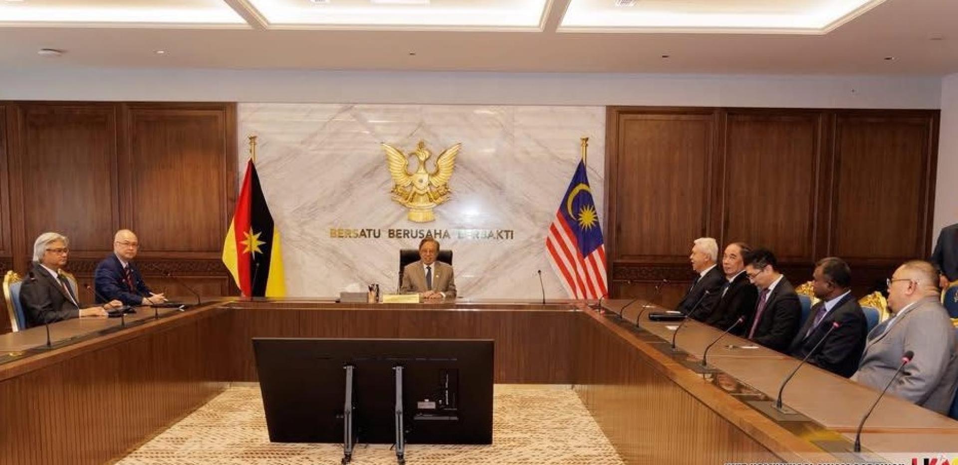 本地科技公司OpenMove AI（右方）拜会砂总理阿邦佐哈里（中），并探讨合作关系。