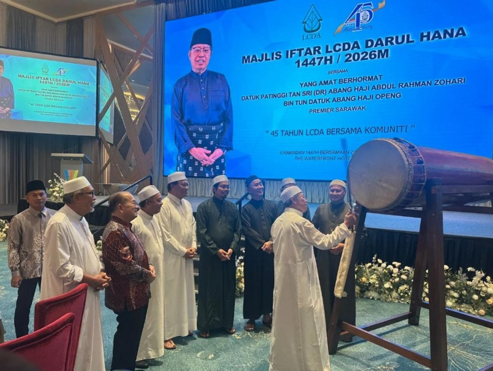 阿邦佐敲响大鼓，象征LCDA Darul Hana开斋晚宴进入开斋时刻。