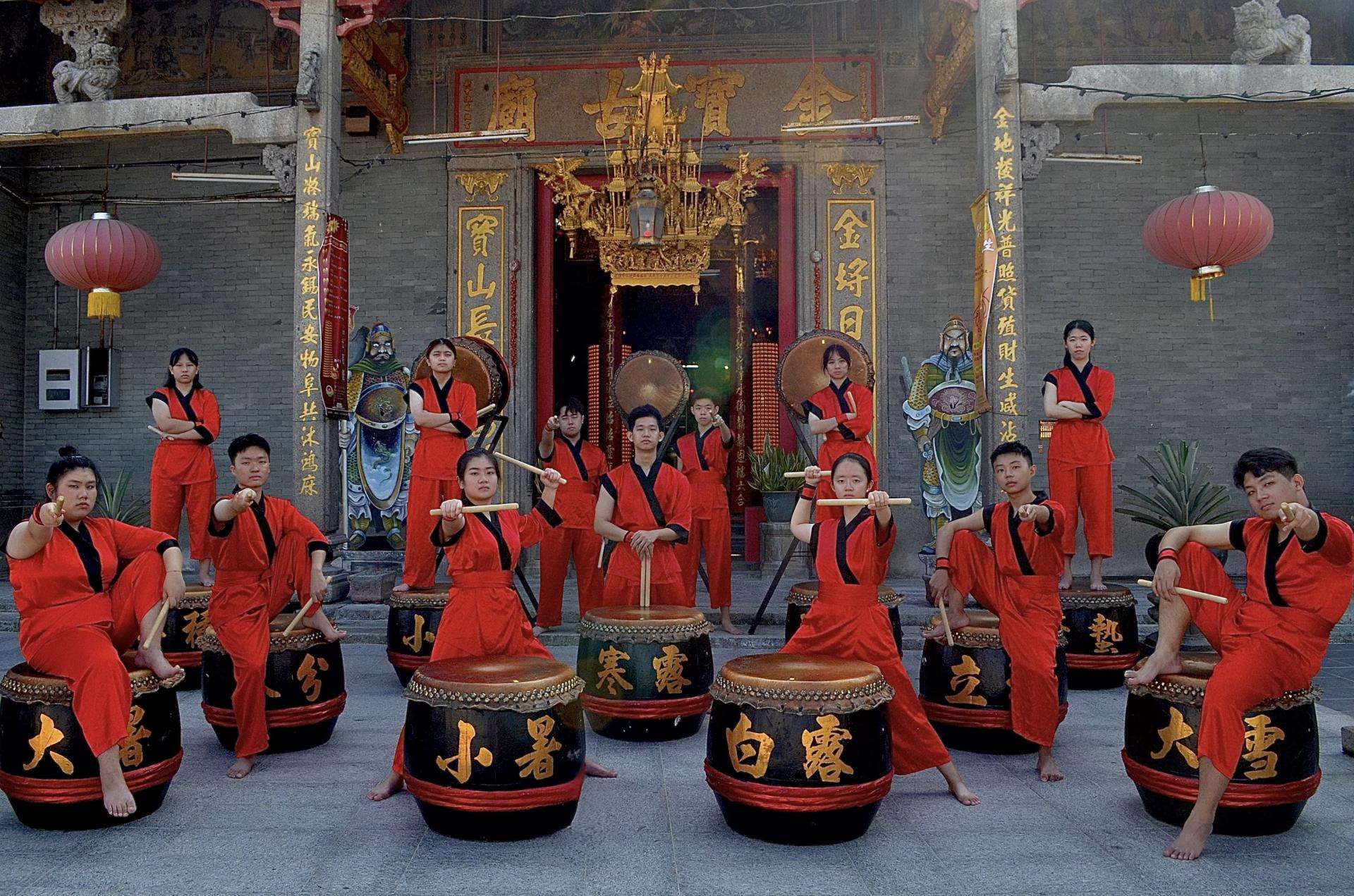 一袭鲜红战衣，金宝拉曼大学二十四节令鼓队以澎湃鼓声与青春热情，点燃校园与社区的每一个角落。