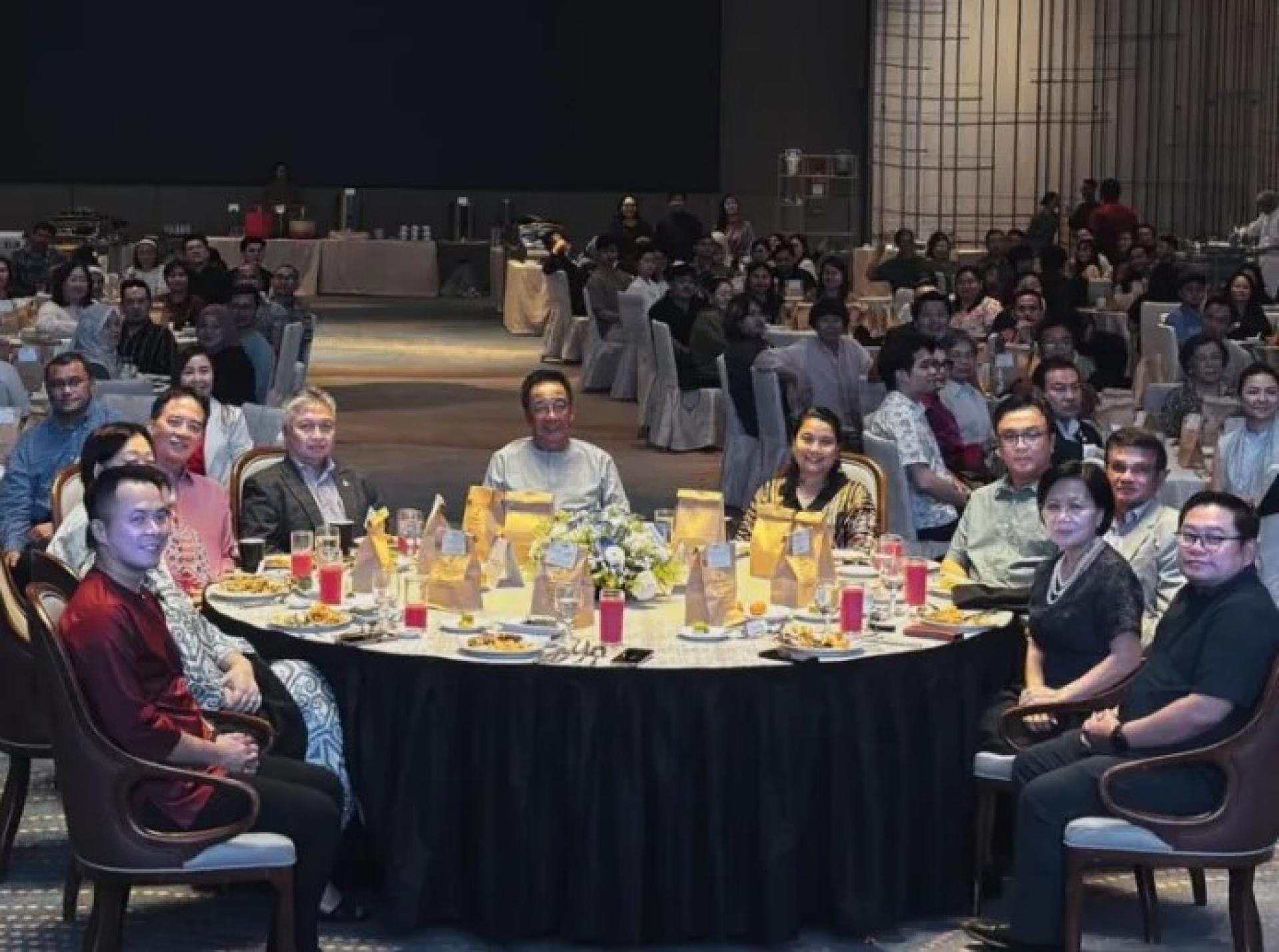 阿都卡林（中）与其他贵宾在2月24日于本市酒店出席“Satu Meja, Seribu Cerita”开斋晚宴。