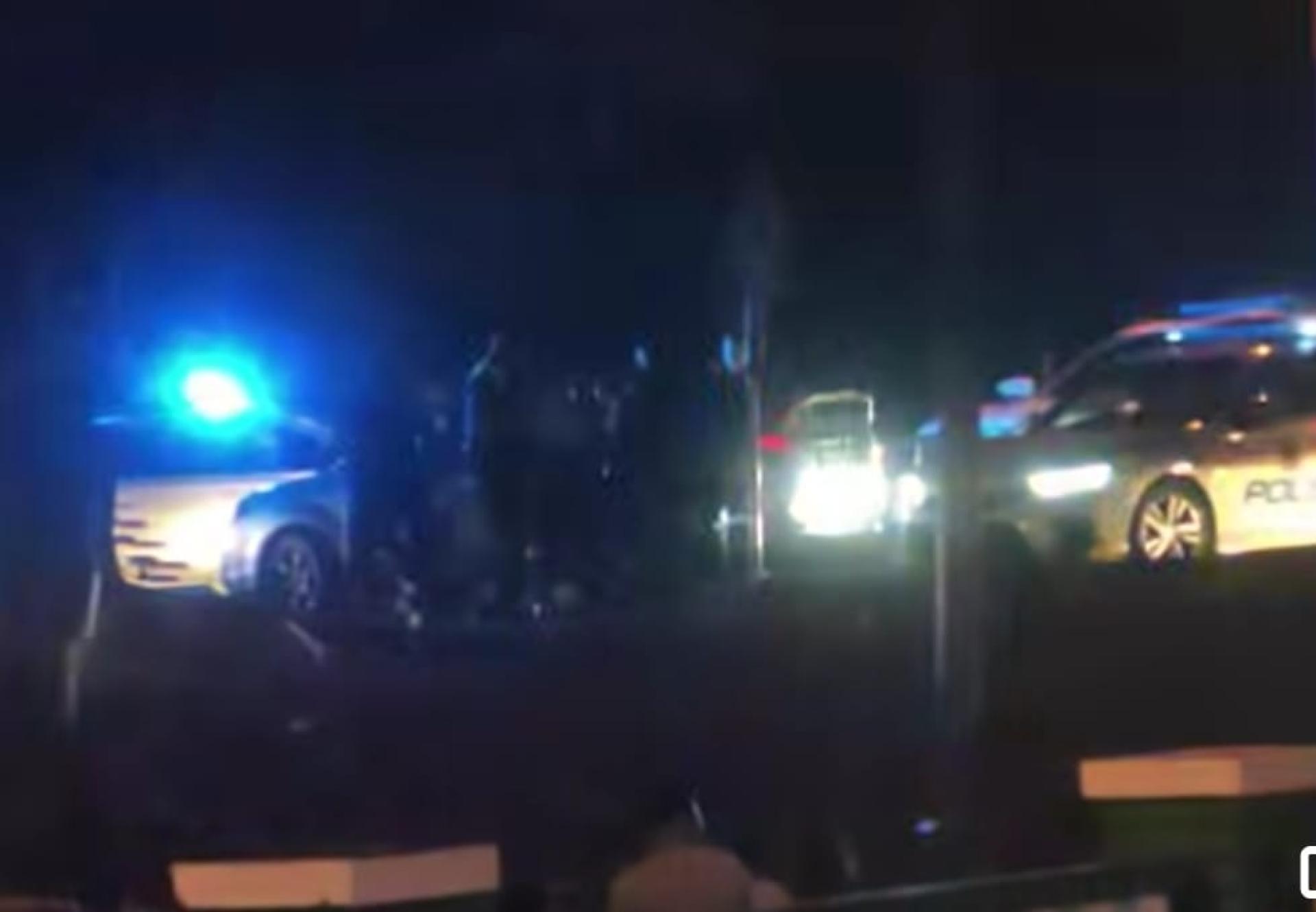 警车与在逃轿车在施里丹绒上演惊险的追逐战。