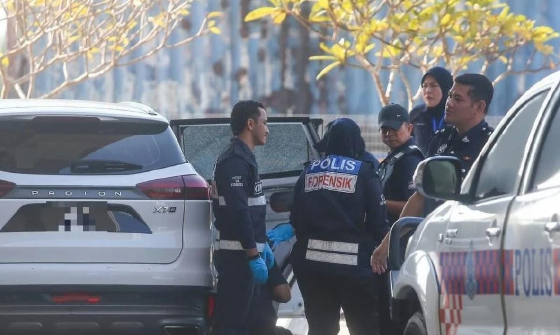莫哈末纳沙鲁遭不明枪手开两枪，警方鉴证组到场对其乘坐的轿车进行检查。(图:大都会日报网)