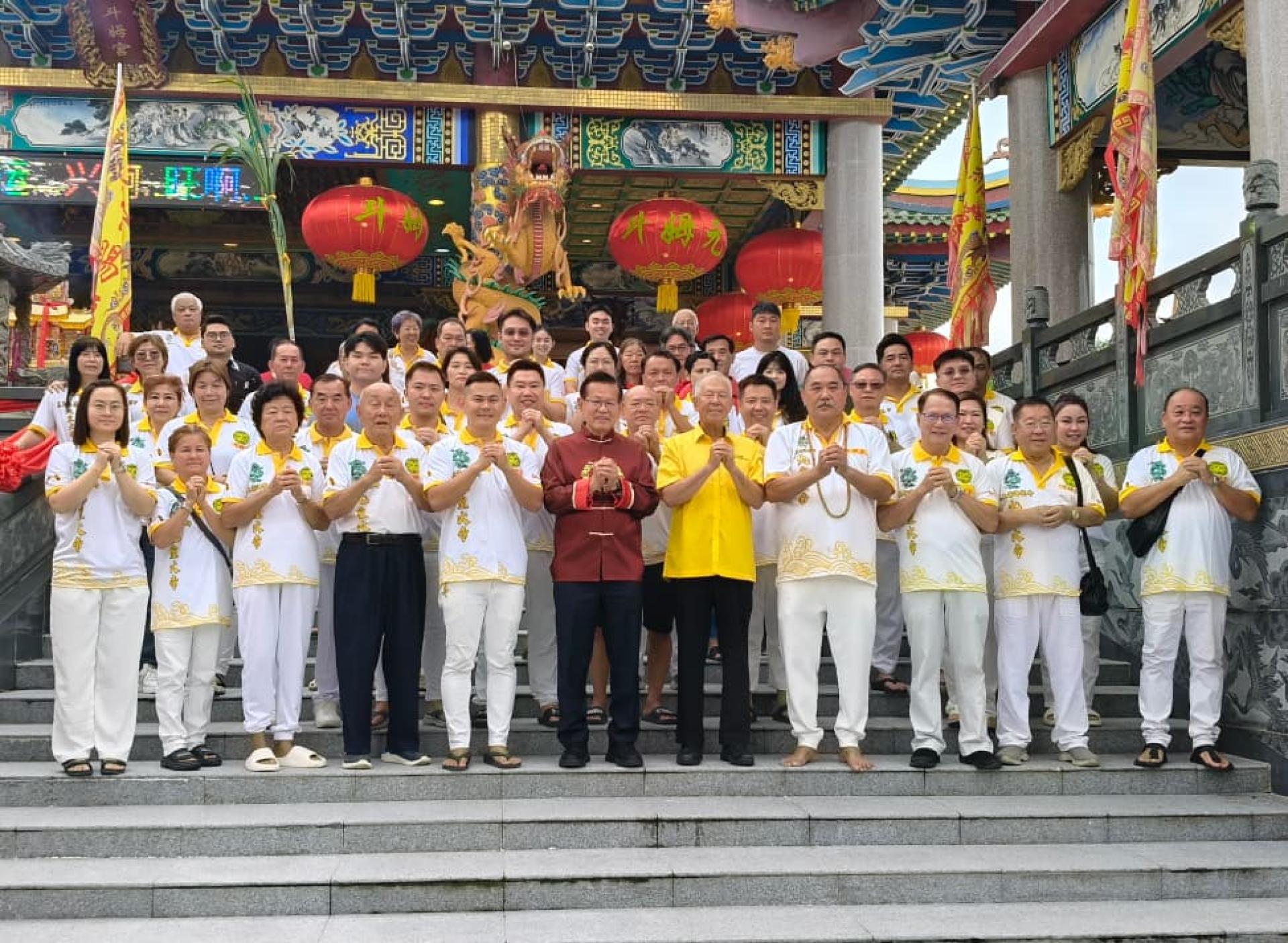 前排右四起，住持吴青龙、砂旅游部副部长陈超耀、砂交通部部长李景胜及寺庙主席吴佛生合照。