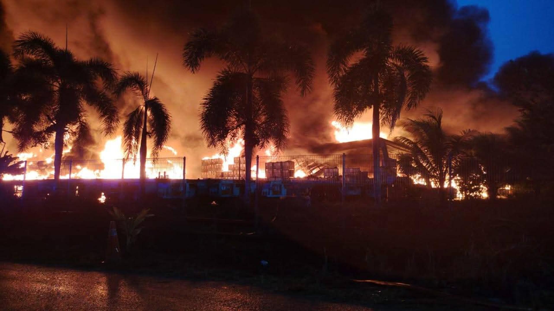工厂起火燃烧，浓烟席卷半空，火势惊人。（消拯局脸书图）