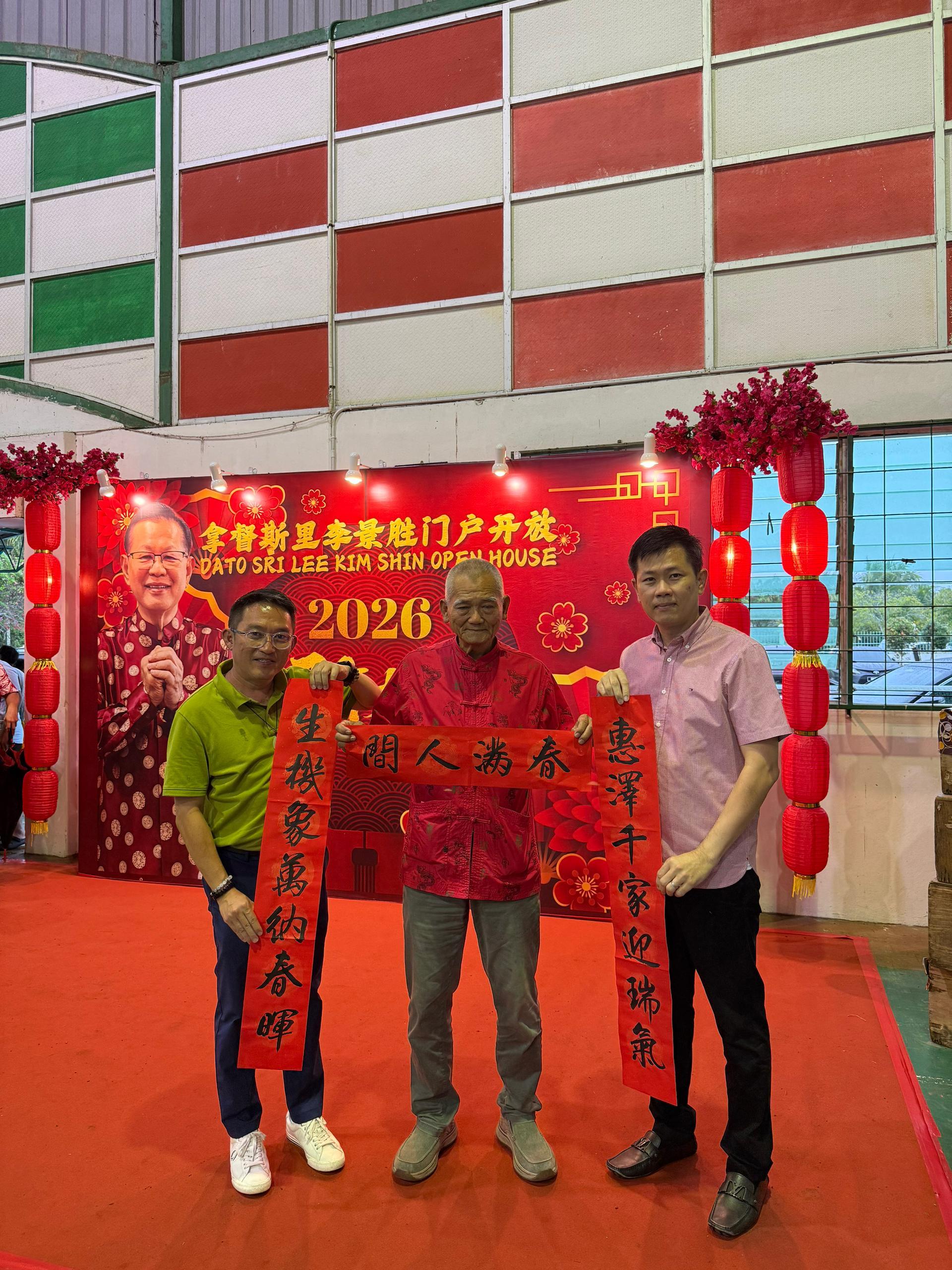 会长许信隆（右）与筹备会主席洪立川（左）联合赠送新春对联予美里华人社区领袖天猛公杨惠生。