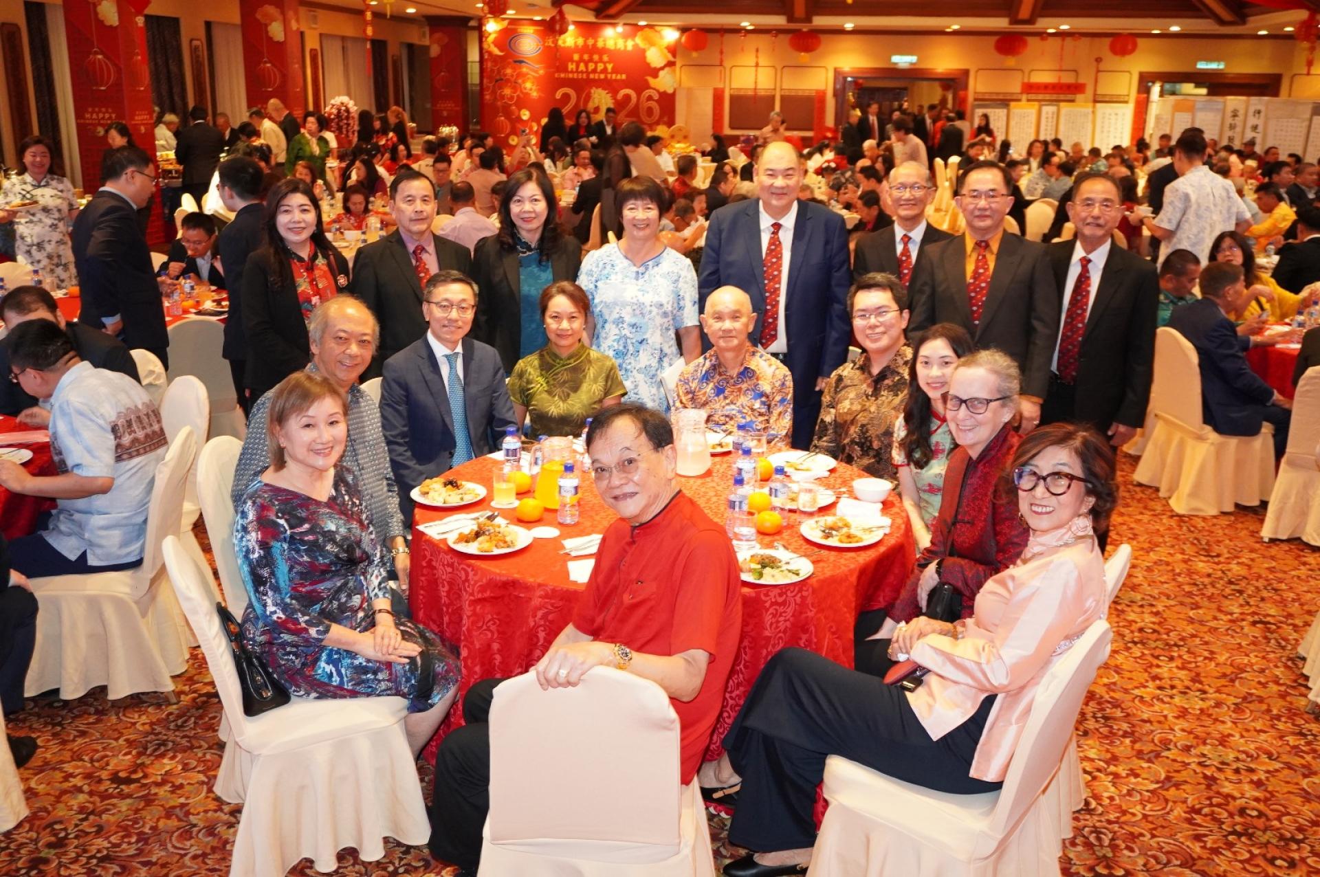主宾陈少春大使伉俪与商会理事及嘉宾在主宾座合影。