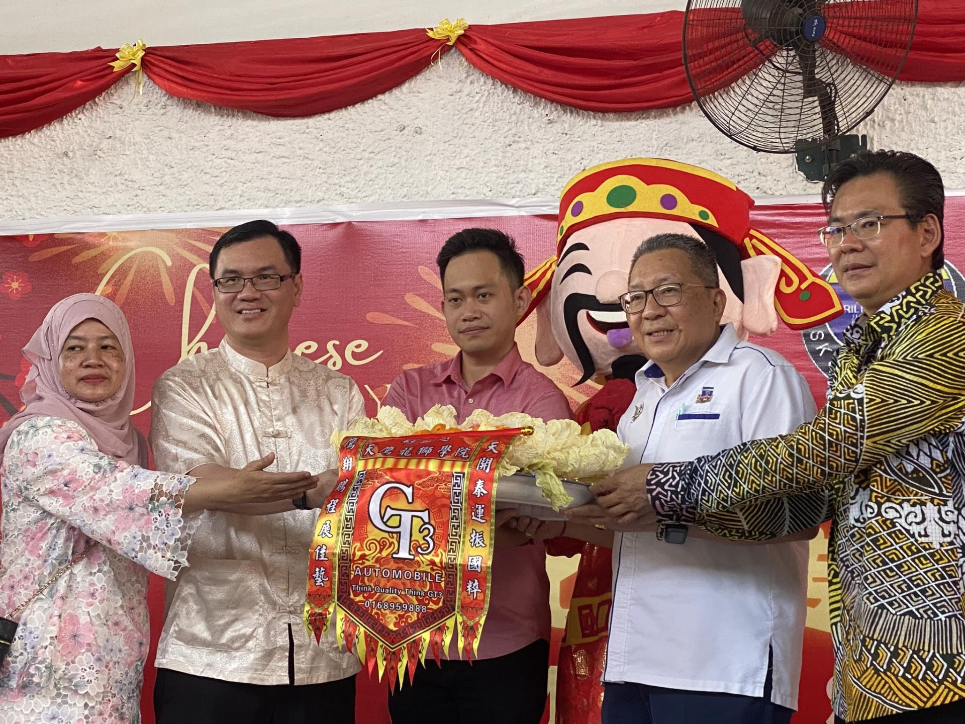 众嘉宾陪同南市市长拿督黄鸿圣（右2）从瑞狮接过彩礼。