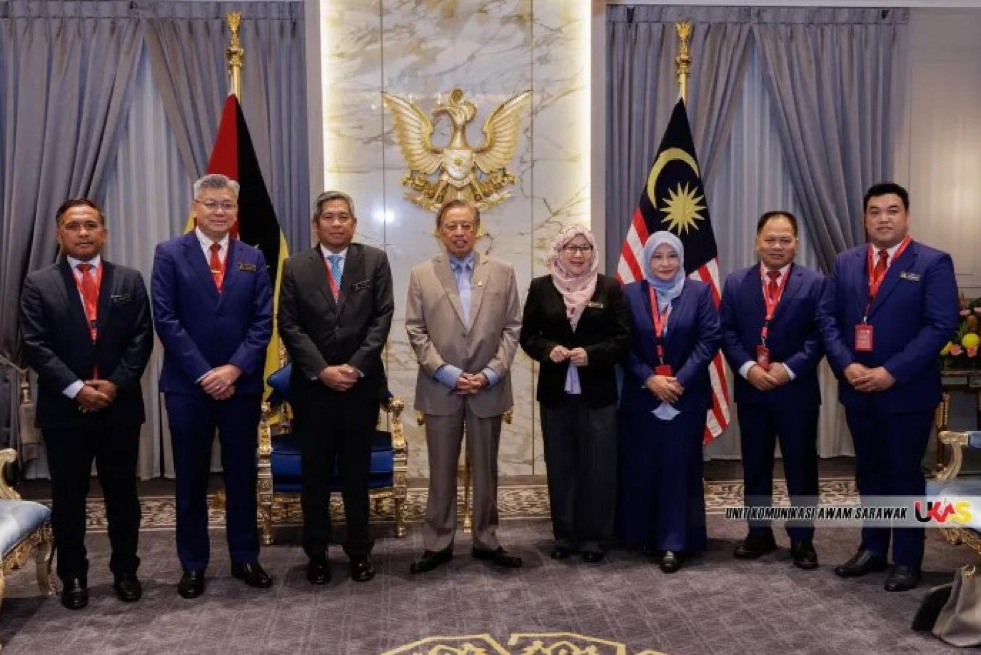 阿布塔里克（左3）率领内陆税收局代表团，于2026年2月25日在柏特拉再也Satria Pertiwi大厦礼貌拜会阿邦佐哈里（左4）。