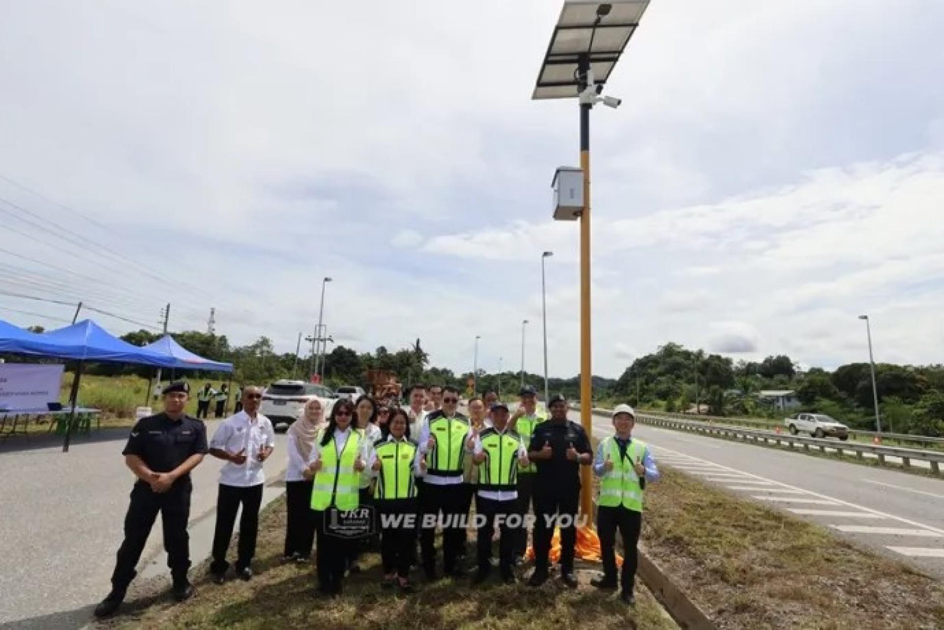 卡西迪（前排右3）于2026年2月25日，与砂公共工程局团队在实兰沟P转弯处为全州首个人工智能闭路电视主持启用仪式。