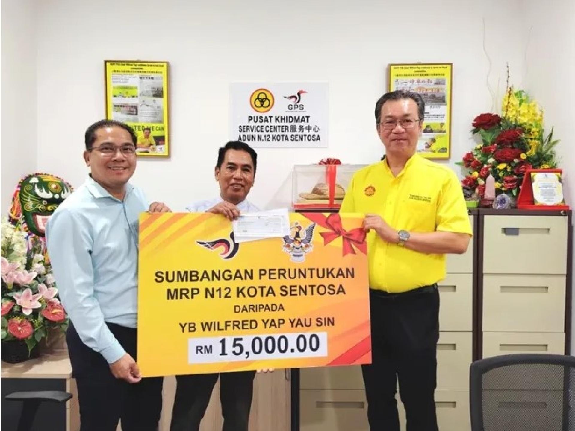 叶耀星（右）于2026年2月25日移交MRP拨款予SK Sungai Stutong家教协会代表。