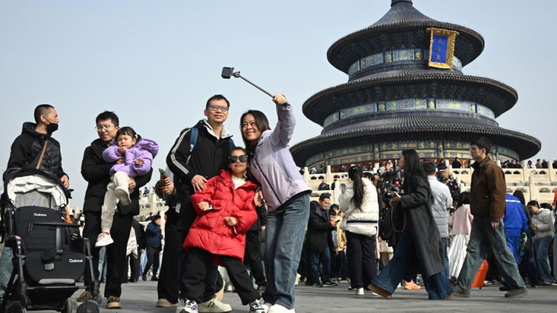 中国市民喜欢在春节长假出门旅游。