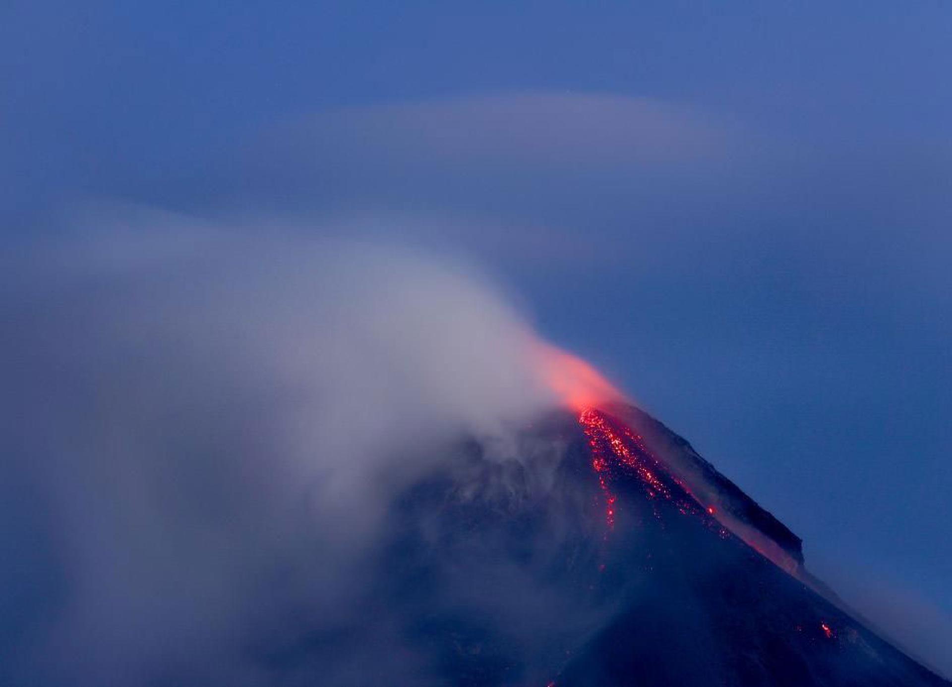 今年初，因马荣火山活动增强，当局曾在一周内两度上调警戒级别。