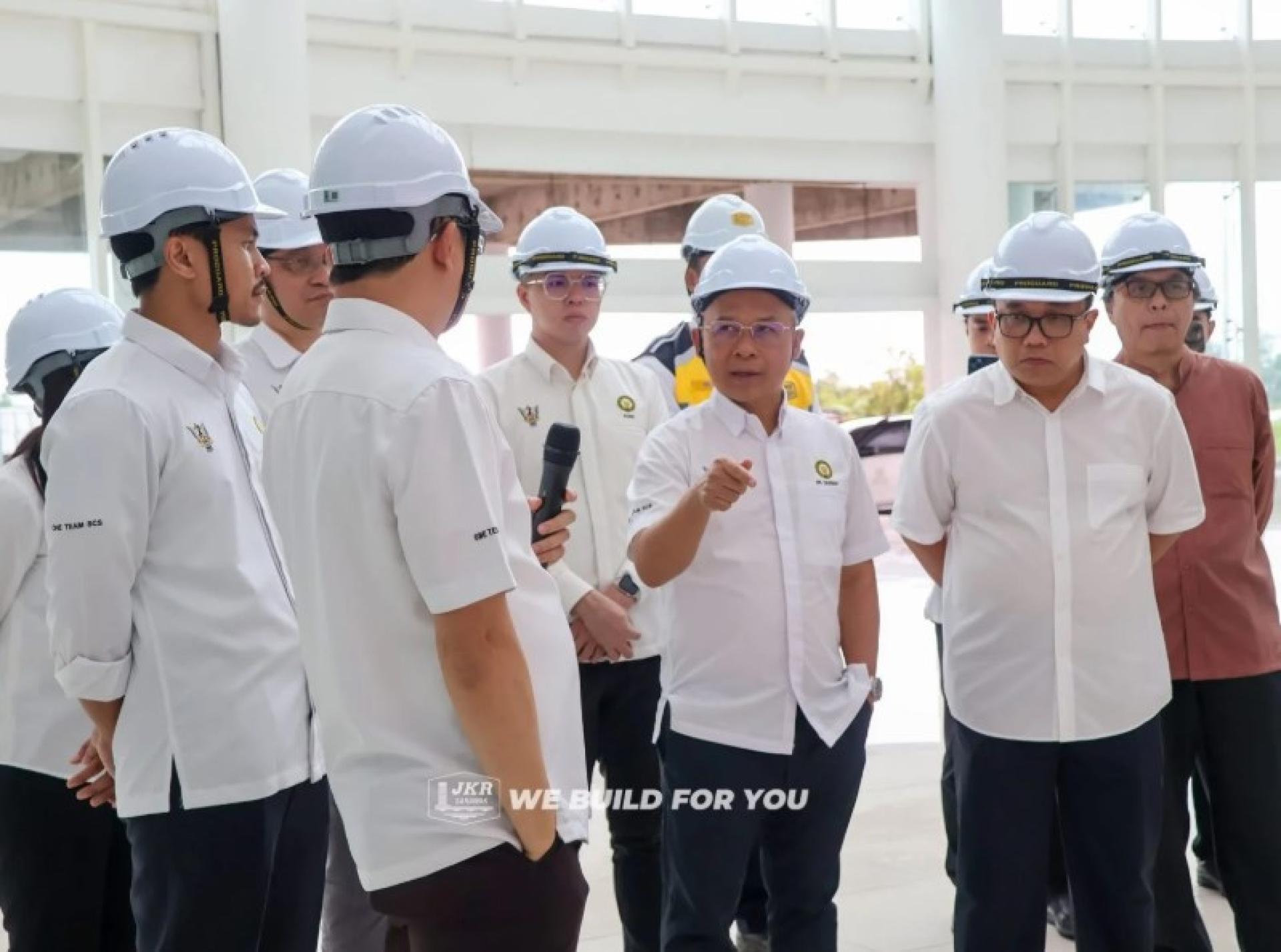 卡西迪（右2）在工地巡视时摄。照片取自砂公共工程局脸书。