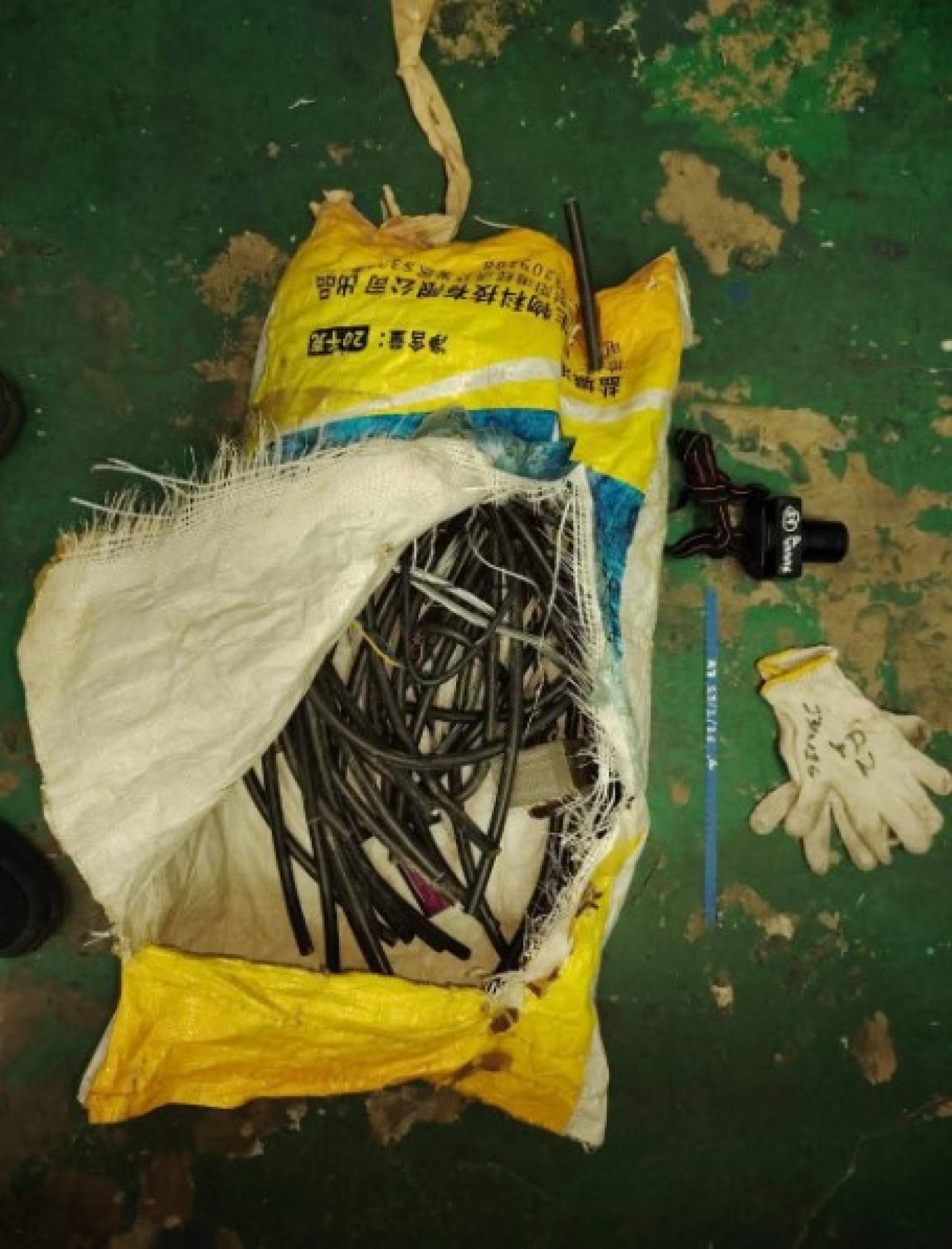 两名嫌疑人被捕后查获的物品。